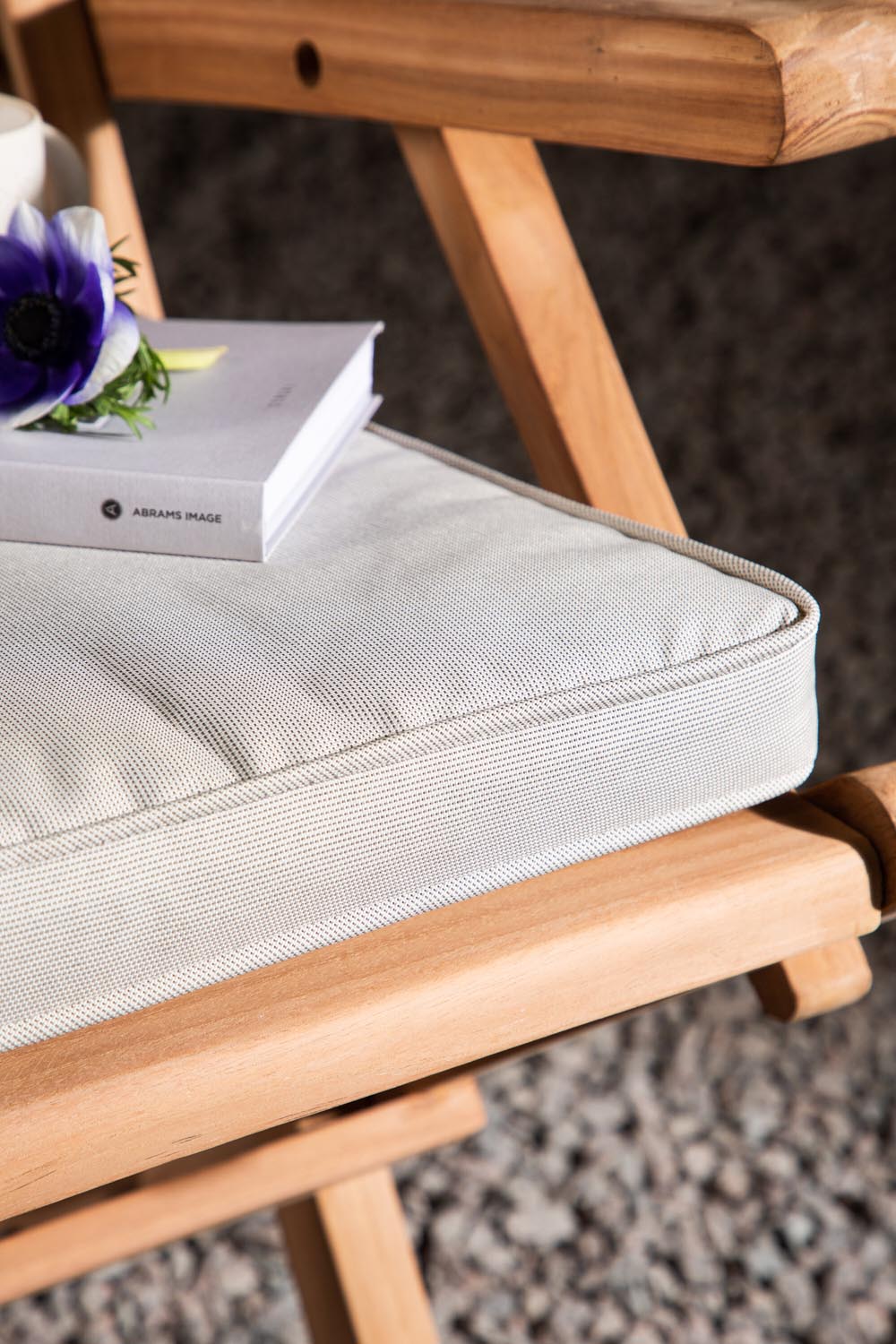 Beiges Sitzkissen Nairobi von Venture Home aus 100 % Polyester mit seitlichen Kordeln, rechteckige Form, 37 x 43 cm.