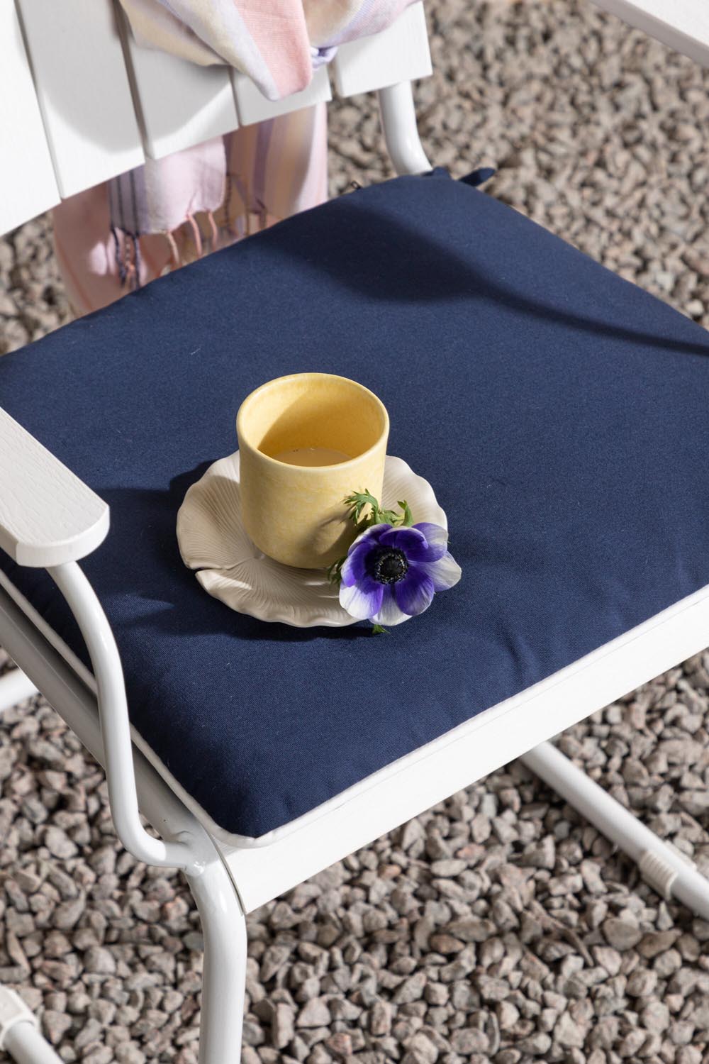 Dyna Holmsund Kissen in Blau präsentiert im Onlineshop von KAQTU Design AG. Sitzkissen ist von Venture Home