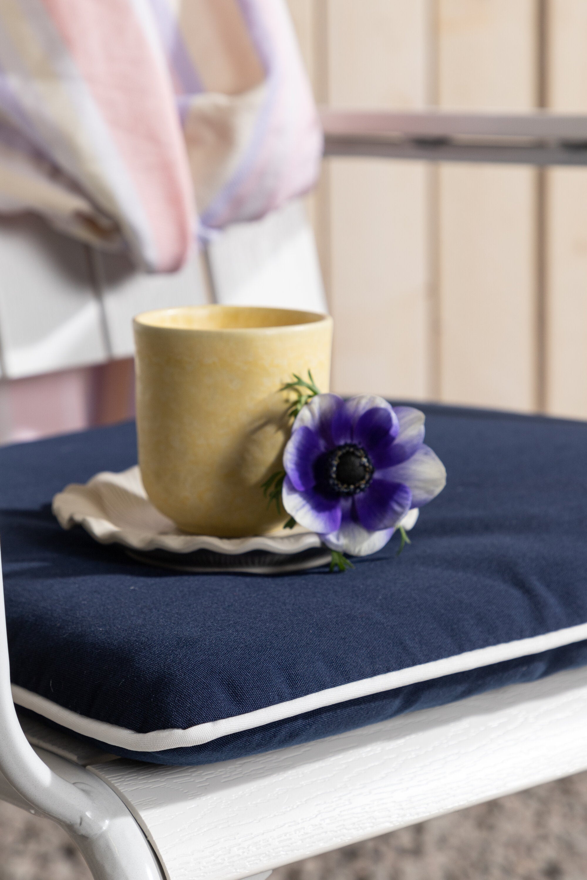 Dyna Holmsund Kissen in Blau präsentiert im Onlineshop von KAQTU Design AG. Sitzkissen ist von Venture Home