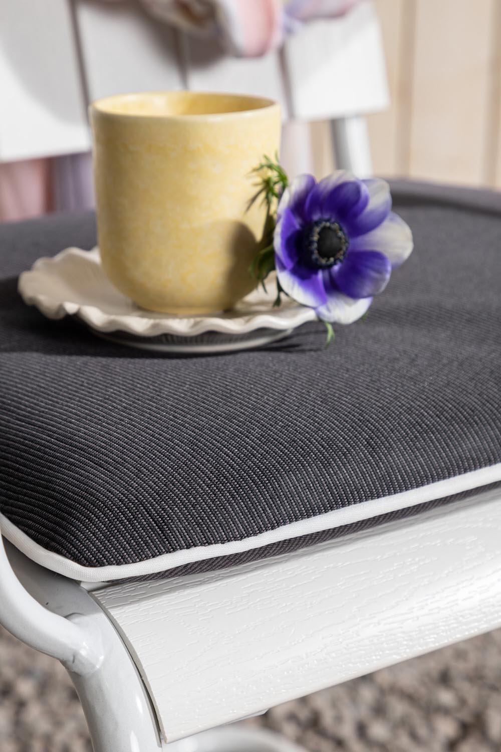 Dyna Holmsund Stuhl Ersatzkissen in Dunkelgrau präsentiert im Onlineshop von KAQTU Design AG. Sitzkissen ist von Venture Home
