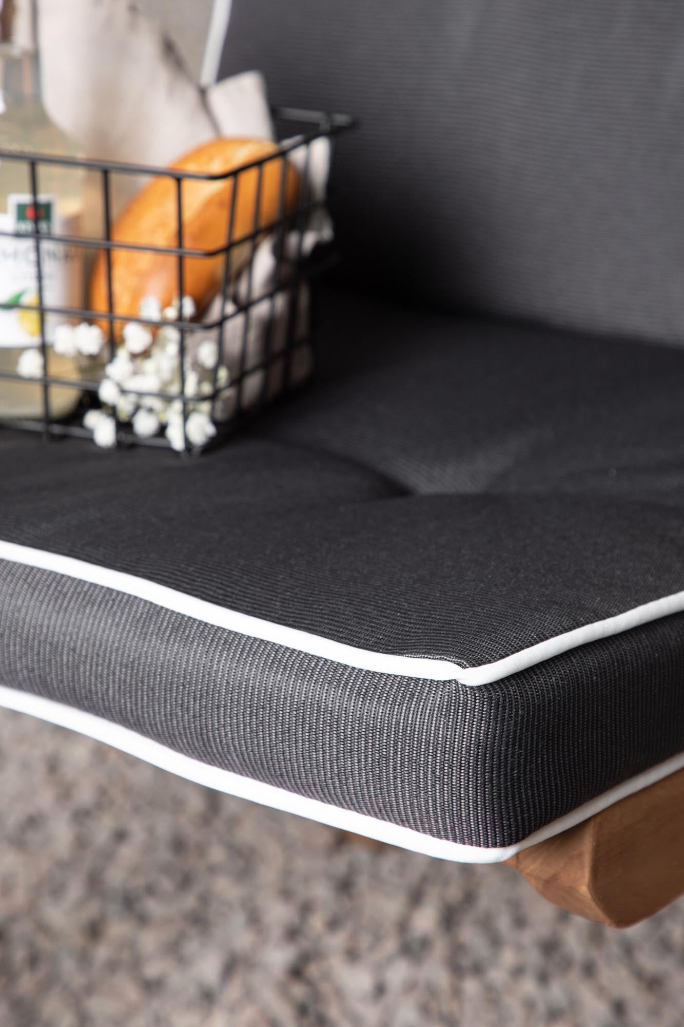 Classic Kissen in Grau präsentiert im Onlineshop von KAQTU Design AG. Sitzkissen ist von Venture Home