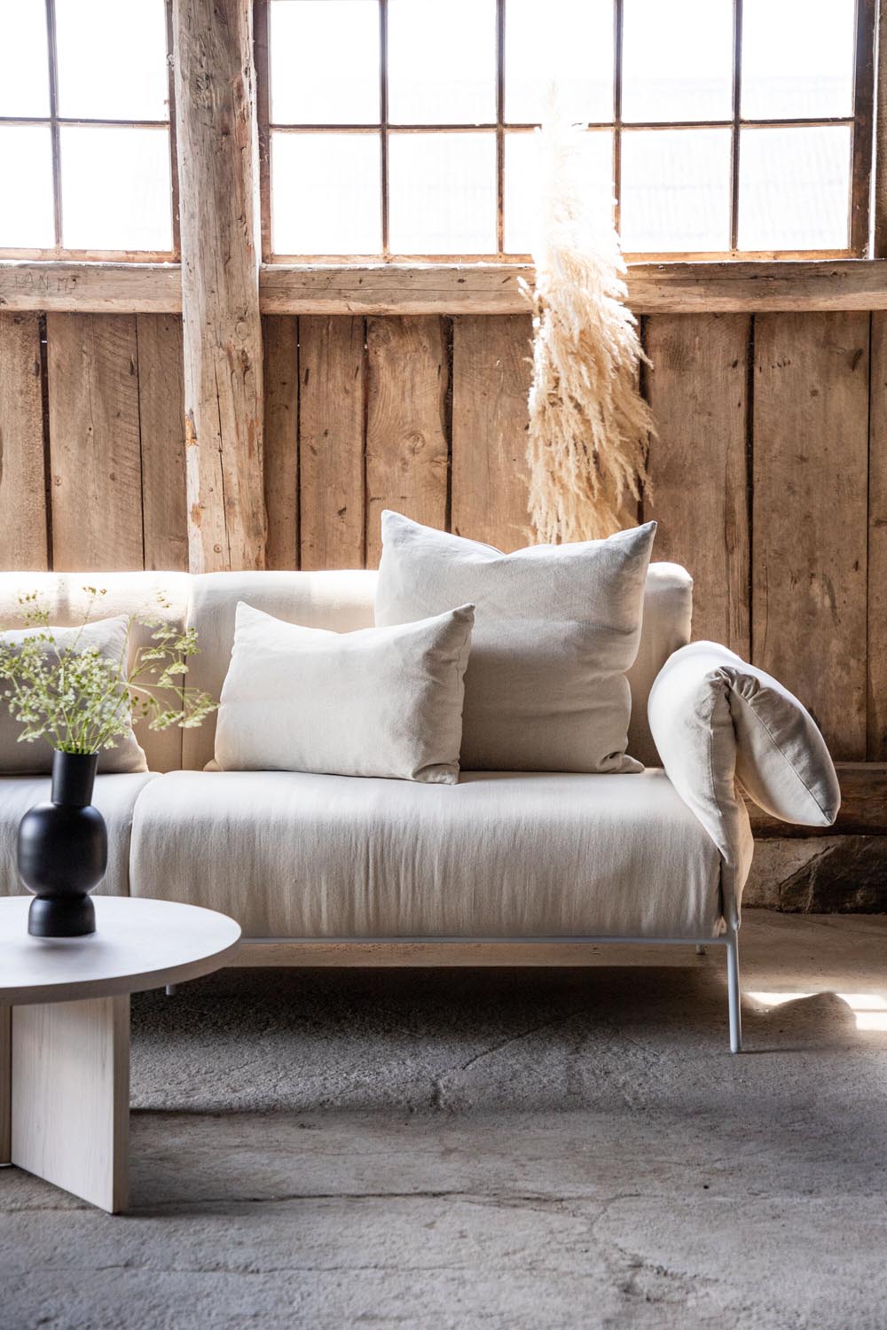 Öckerö Sofa in Beige präsentiert im Onlineshop von KAQTU Design AG. 3er Sofa ist von Vind
