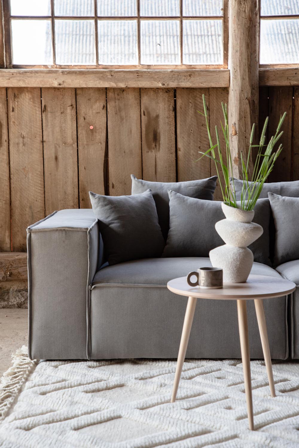 Gillholmen Sofa in Grau präsentiert im Onlineshop von KAQTU Design AG. 3er Sofa ist von Vind