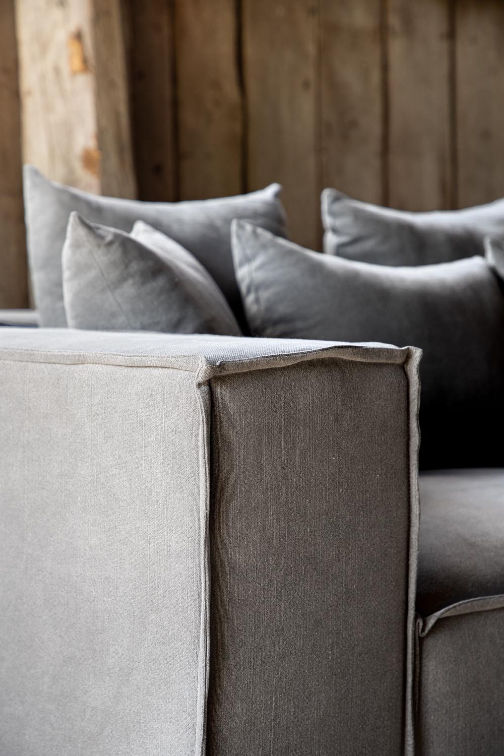Gillholmen Sofa in Grau präsentiert im Onlineshop von KAQTU Design AG. 3er Sofa ist von Vind