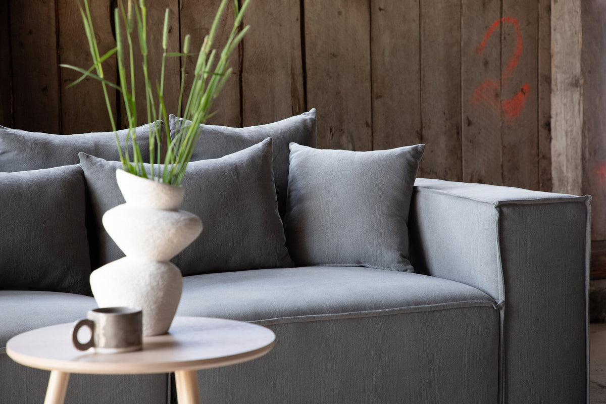 Gillholmen Sofa in Grau präsentiert im Onlineshop von KAQTU Design AG. 3er Sofa ist von Vind