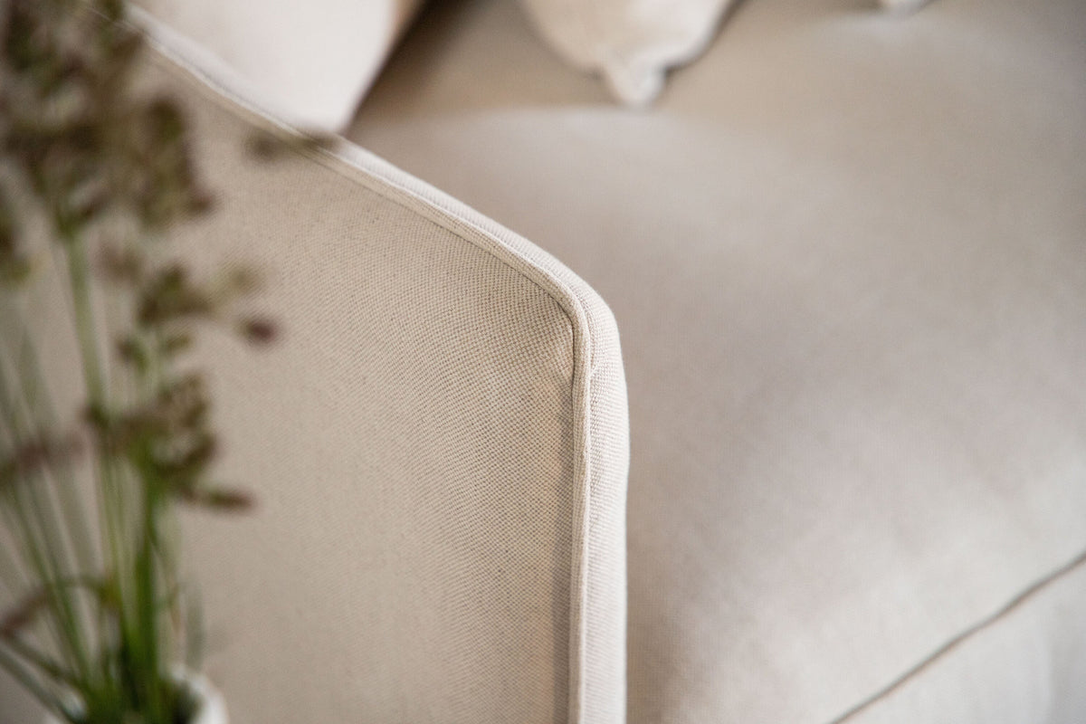 Segelskären Sofa in Beige präsentiert im Onlineshop von KAQTU Design AG. 3er Sofa ist von Vind