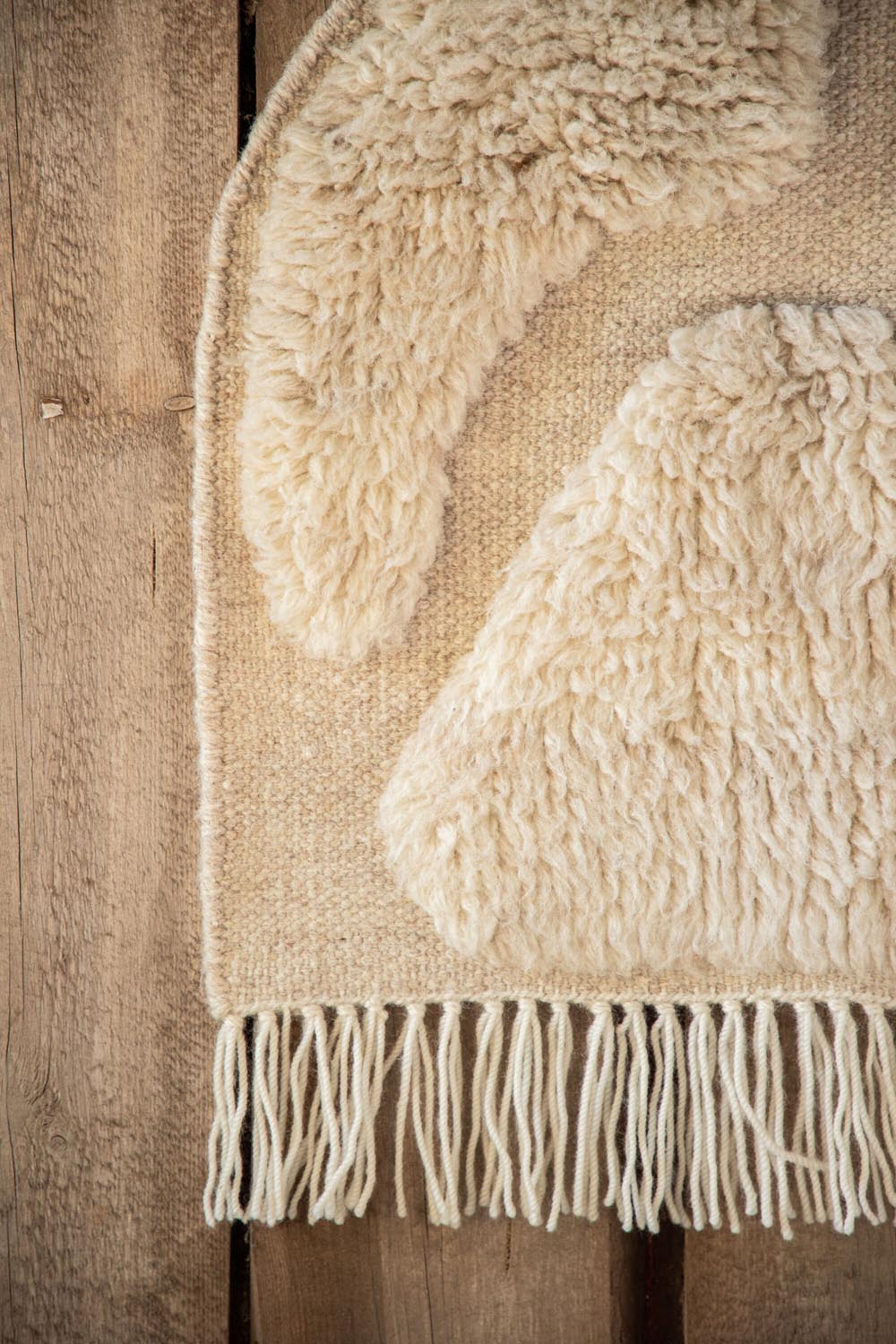 Jakobsö Dekoration in Cremefarben präsentiert im Onlineshop von KAQTU Design AG. Wandteppich ist von Vind