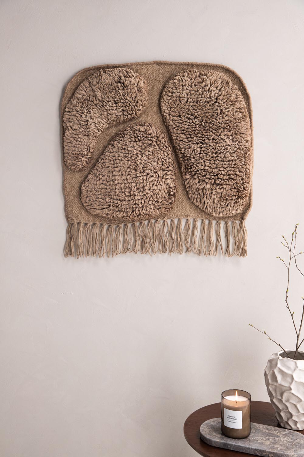 Jakobsö Dekoration in Braun präsentiert im Onlineshop von KAQTU Design AG. Wandteppich ist von Vind