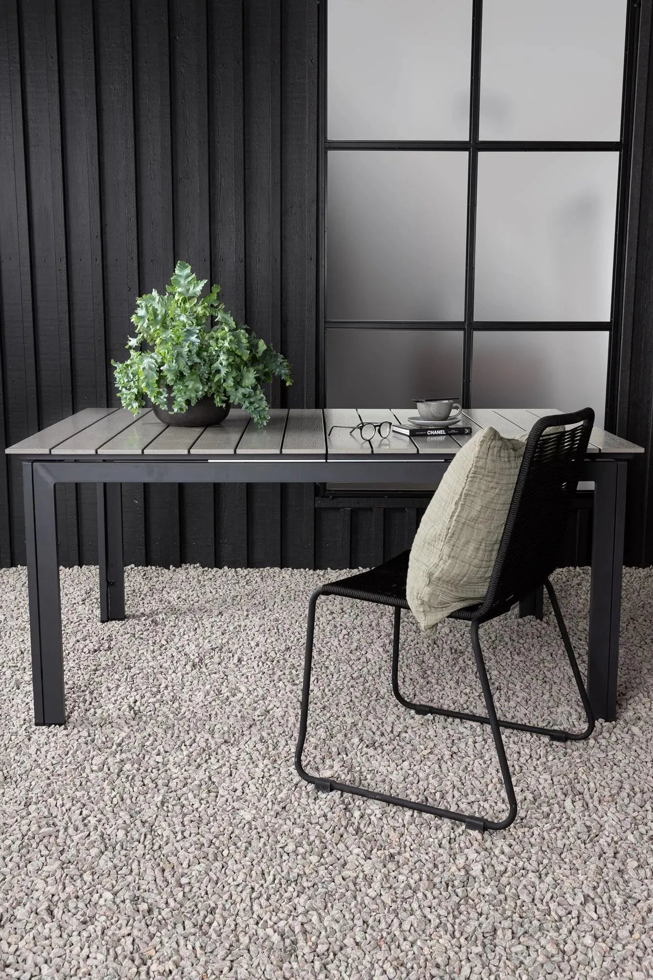 Moderner, ausziehbarer Gartentisch von Venture Home, ideal für stilvolle Außenbereiche, flexibel von 100 bis 150 cm.