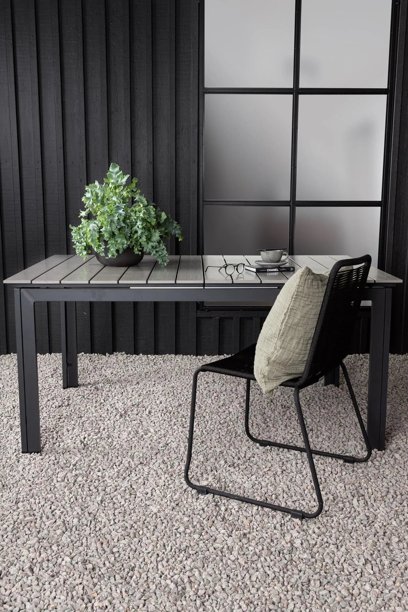 Moderner, ausziehbarer Gartentisch von Venture Home, ideal für stilvolle Außenbereiche, flexibel von 100 bis 150 cm.