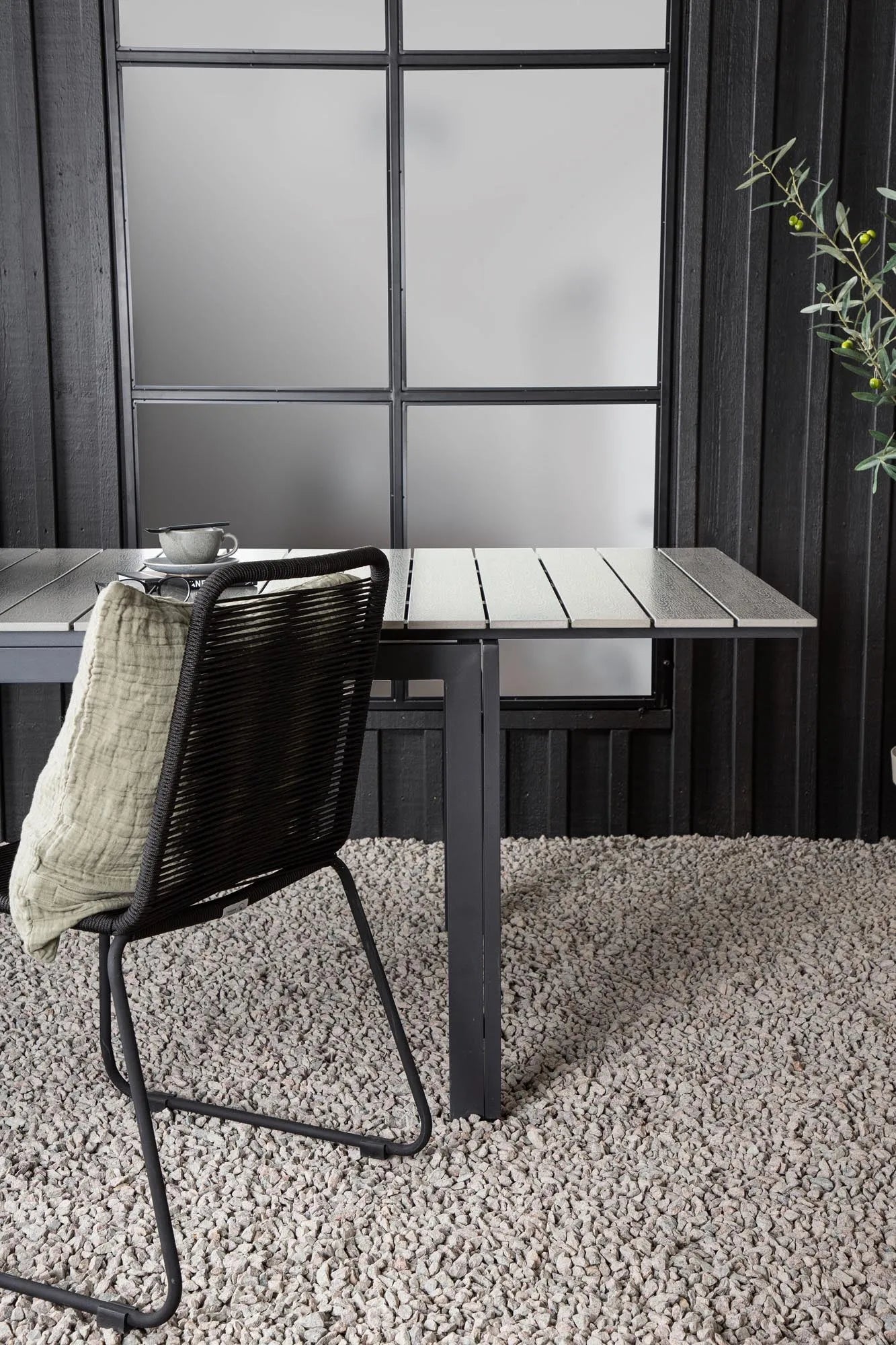Eleganter, ausziehbarer Gartentisch von Venture Home, perfekt für moderne Außenbereiche, anpassbar von 100 bis 150 cm.