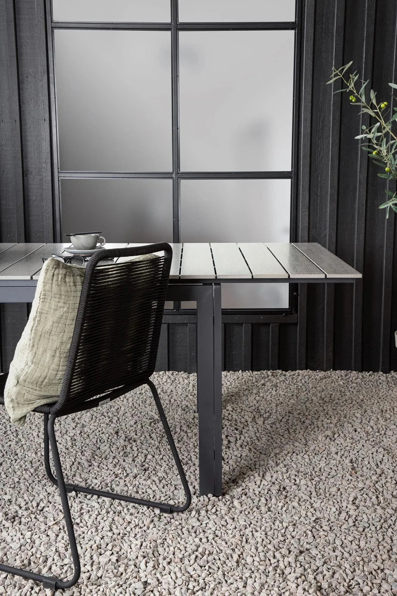 Eleganter, ausziehbarer Gartentisch von Venture Home, perfekt für moderne Außenbereiche, anpassbar von 100 bis 150 cm.