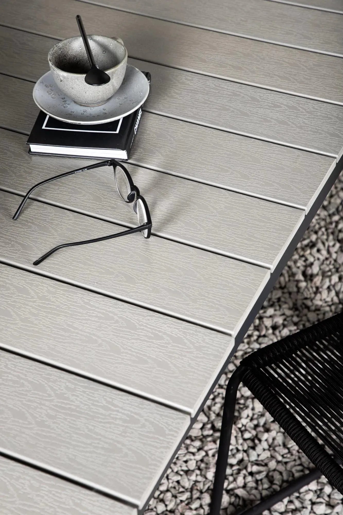 Moderner, ausziehbarer Gartentisch von Venture Home, ideal für stilvolle Außenbereiche, flexibel von 100 bis 150 cm.