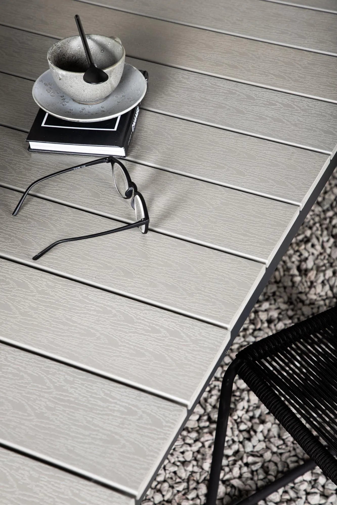 Moderner, ausziehbarer Gartentisch von Venture Home, ideal für stilvolle Außenbereiche, flexibel von 100 bis 150 cm.