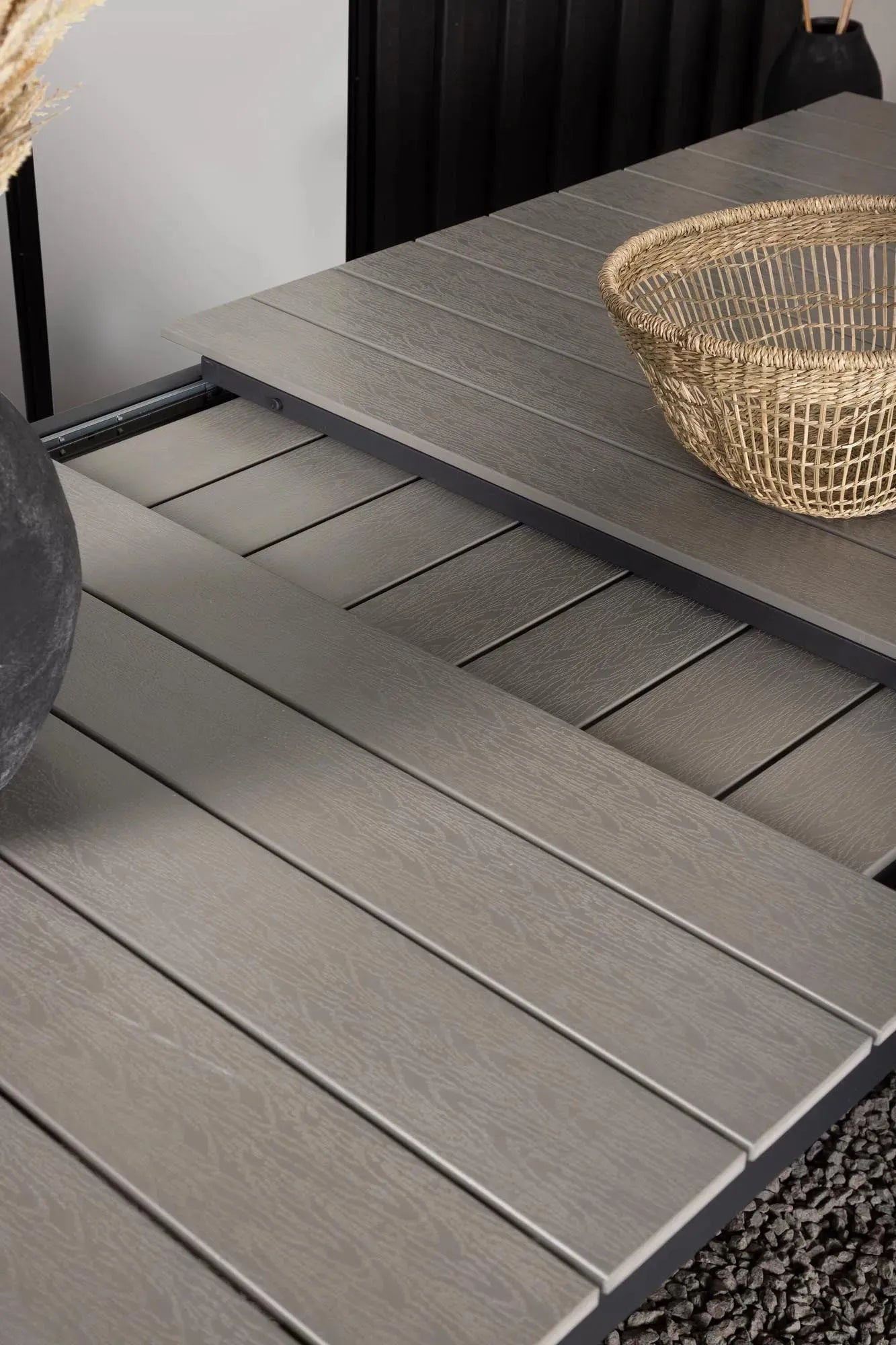 Moderner, ausziehbarer Gartentisch von Venture Home, ideal für stilvolle Außenbereiche, flexibel von 100 bis 150 cm.