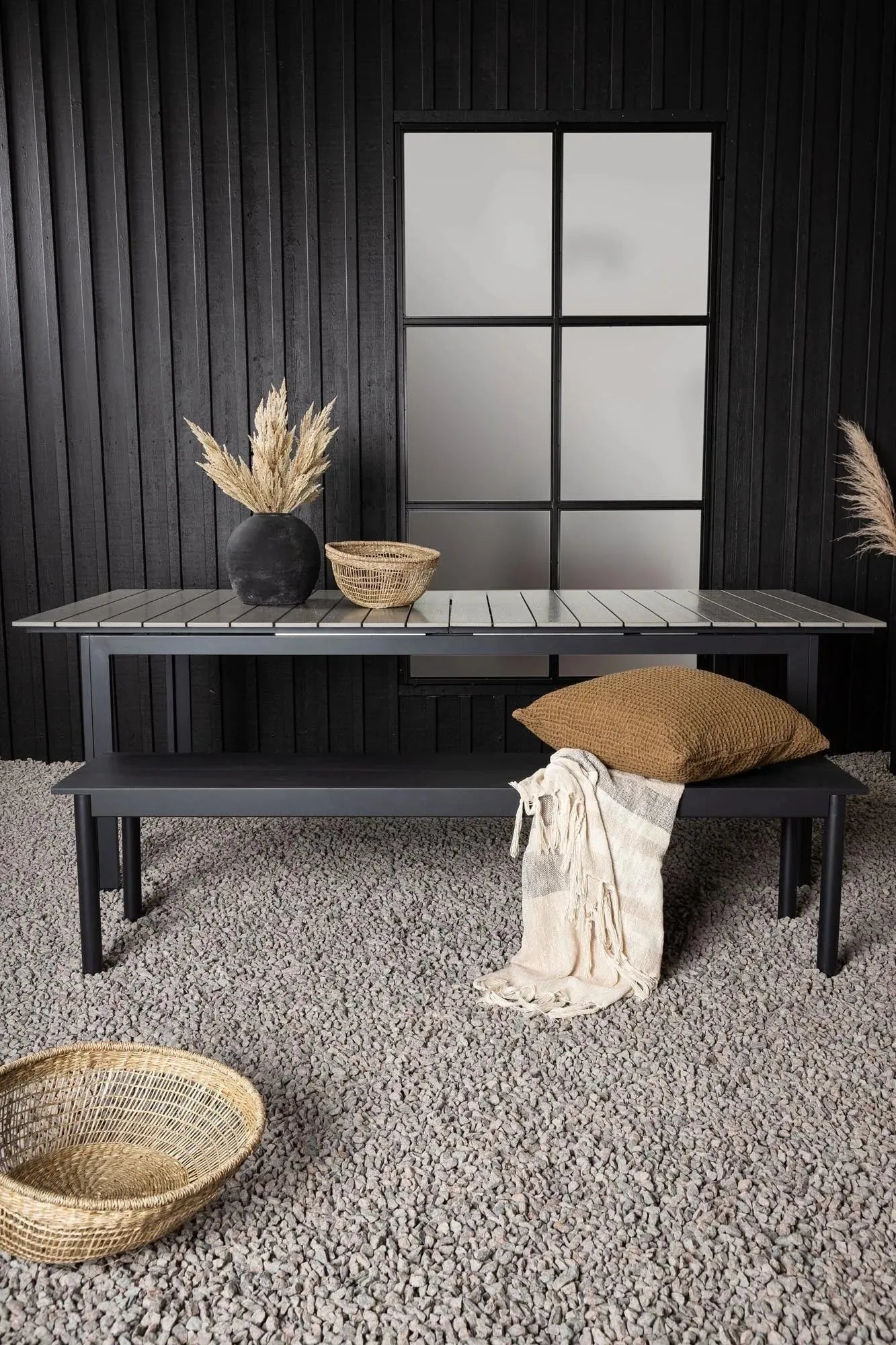 Eleganter, ausziehbarer Gartentisch von Venture Home, perfekt für moderne Außenbereiche, anpassbar von 100 bis 150 cm.