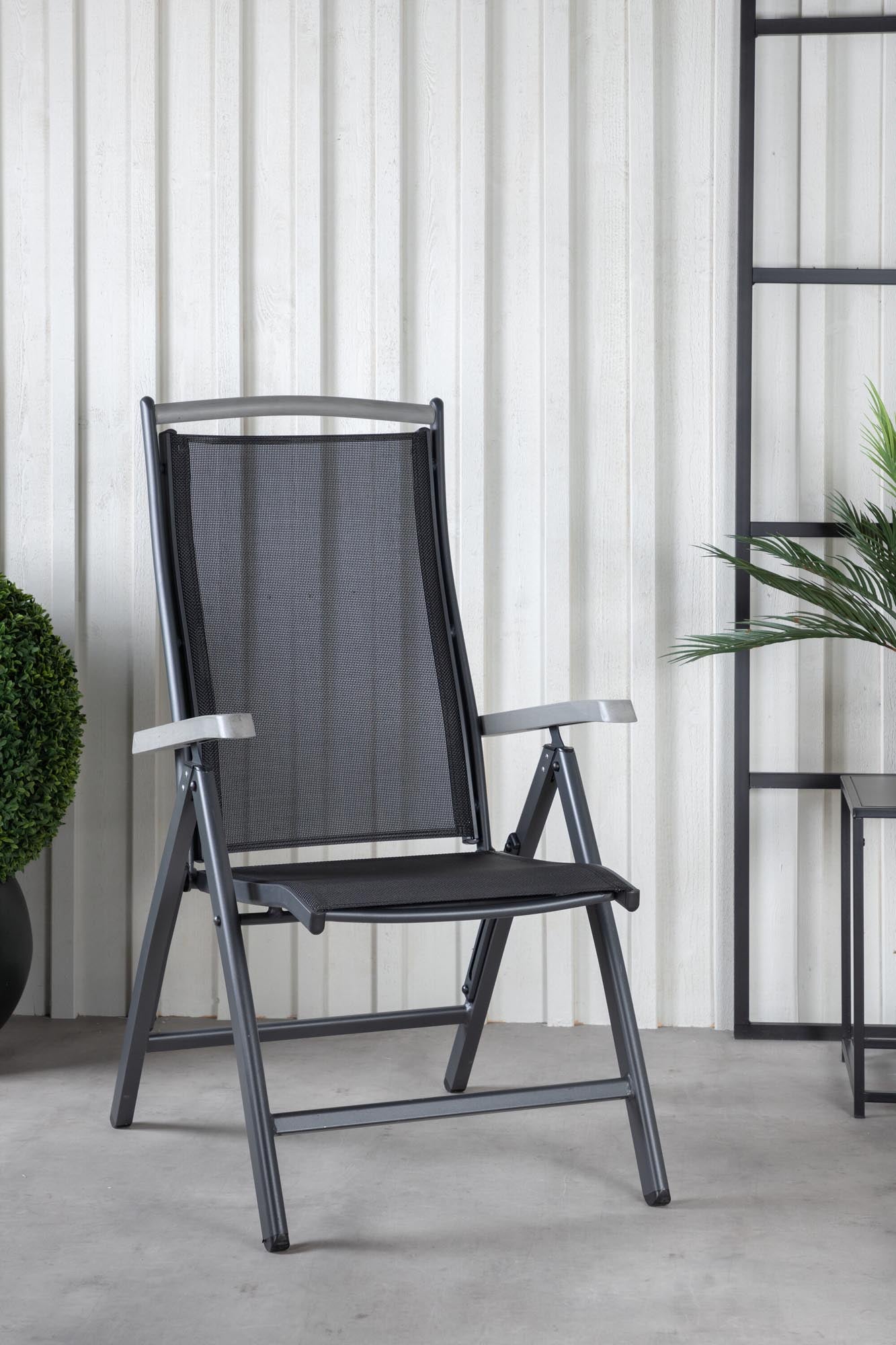 Albany Stuhl in Schwarz präsentiert im Onlineshop von KAQTU Design AG. Gartenstuhl mit Armlehnen ist von Venture Home