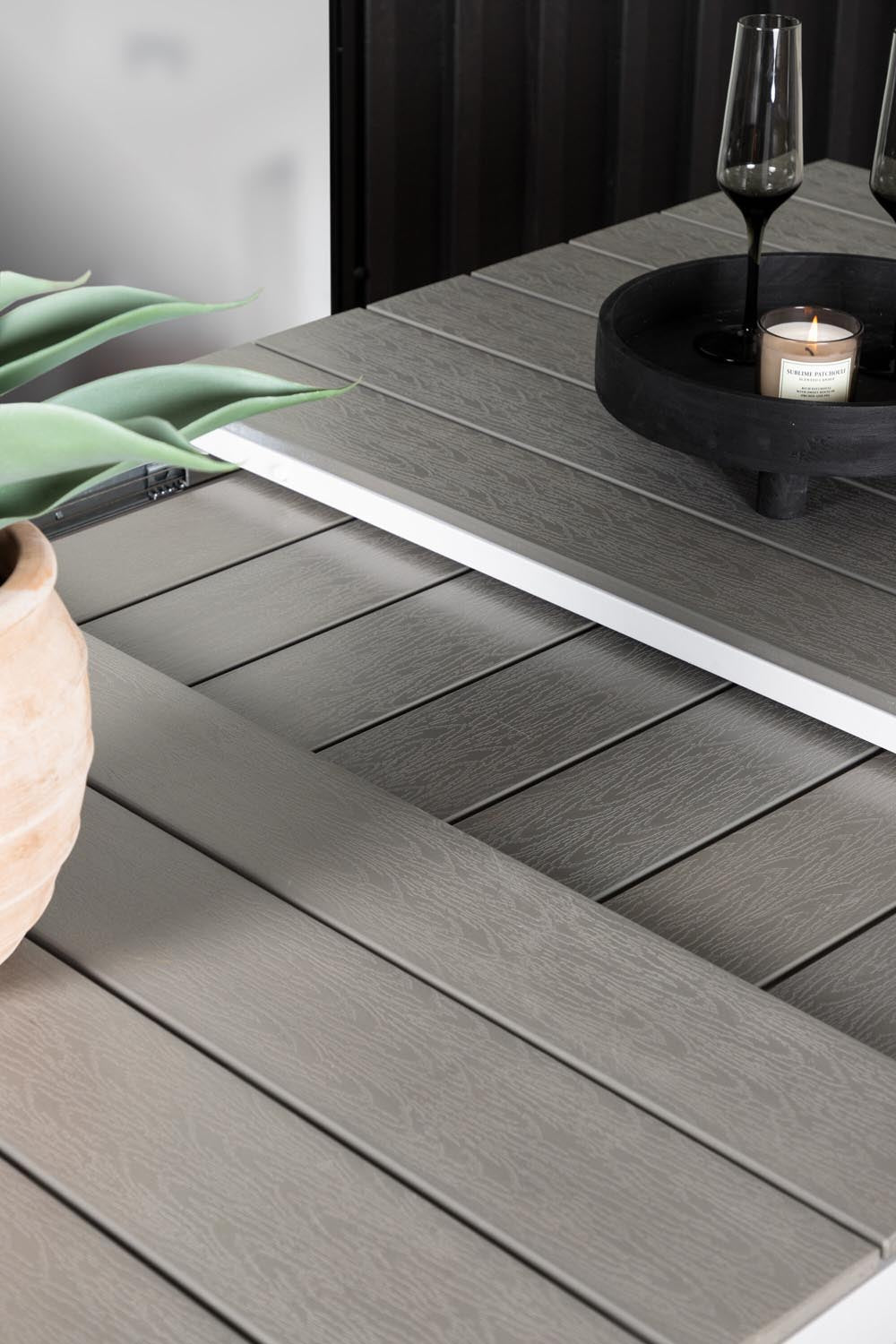 Levels Gartentisch ausziehbar in Weiss präsentiert im Onlineshop von KAQTU Design AG. Gartentisch ist von Venture Home
