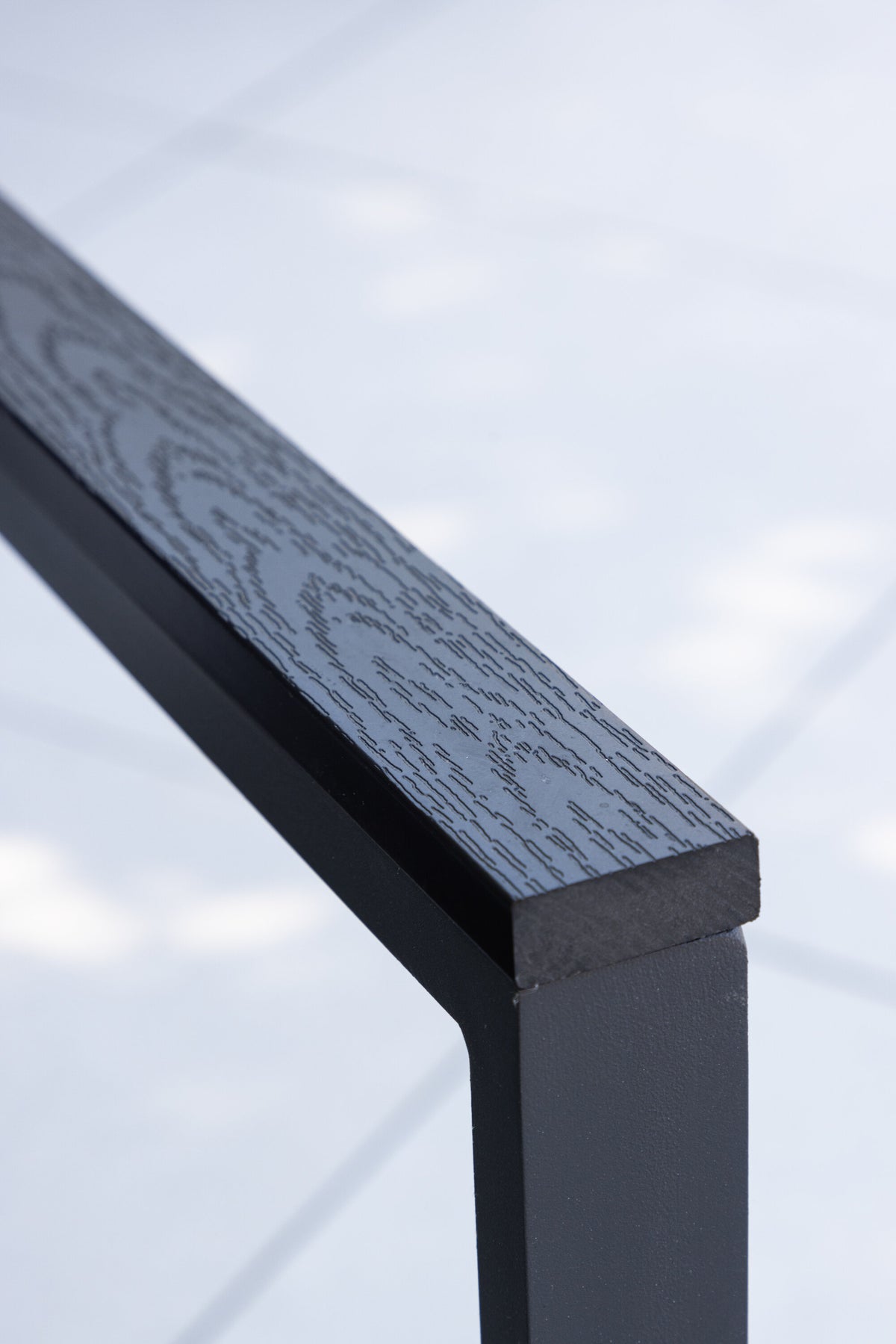 Levels Gartenstuhl in Schwarz präsentiert im Onlineshop von KAQTU Design AG. Gartenstuhl mit Armlehnen ist von Venture Home