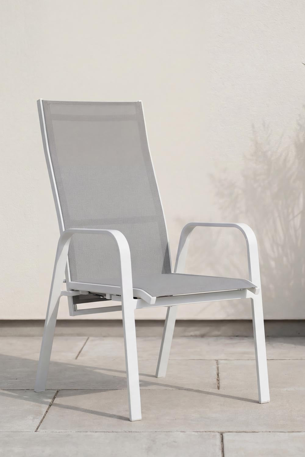 Copacabana Stuhl in Grau präsentiert im Onlineshop von KAQTU Design AG. Gartenstuhl mit Armlehnen ist von Venture Home