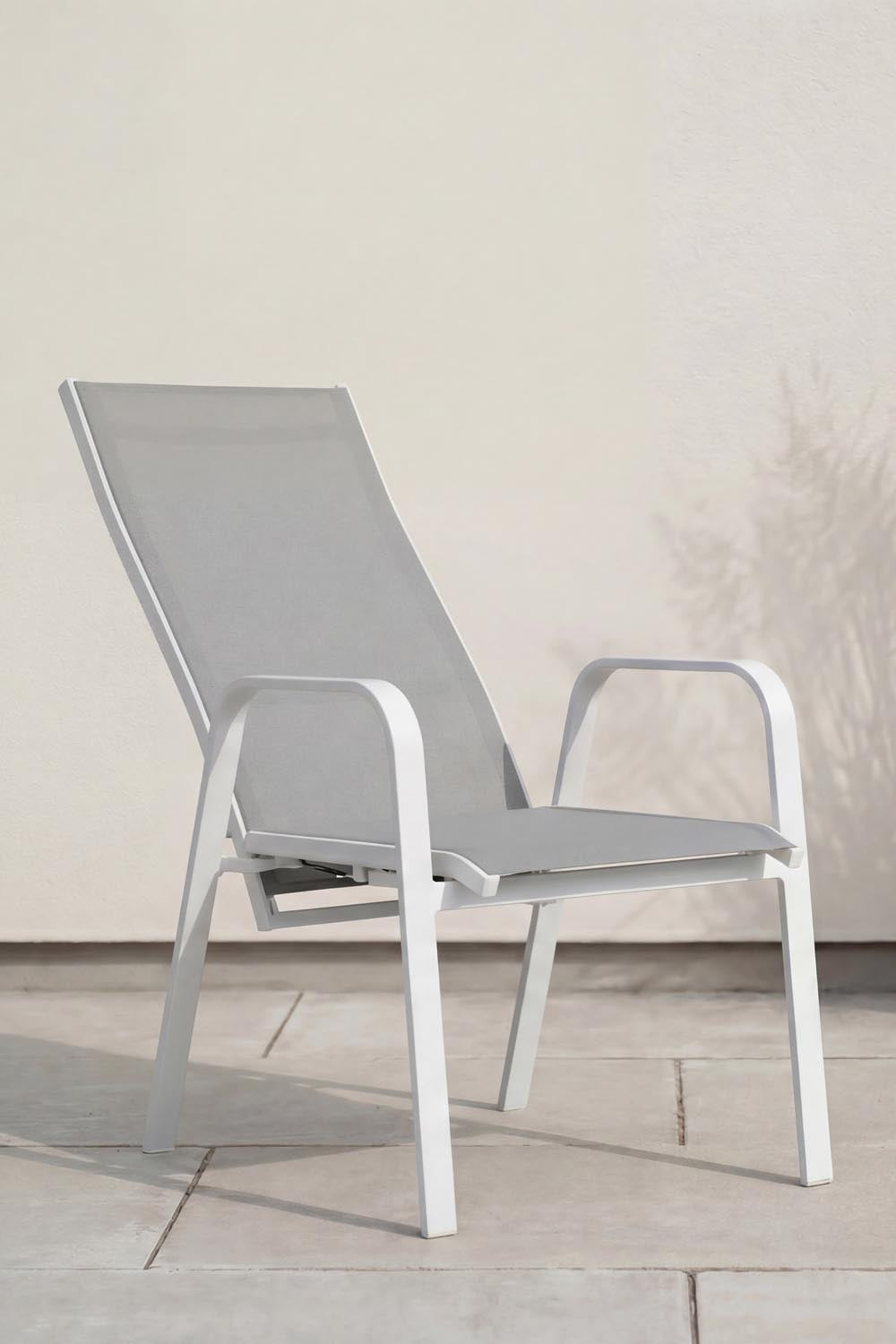 Copacabana Stuhl in Grau präsentiert im Onlineshop von KAQTU Design AG. Gartenstuhl mit Armlehnen ist von Venture Home