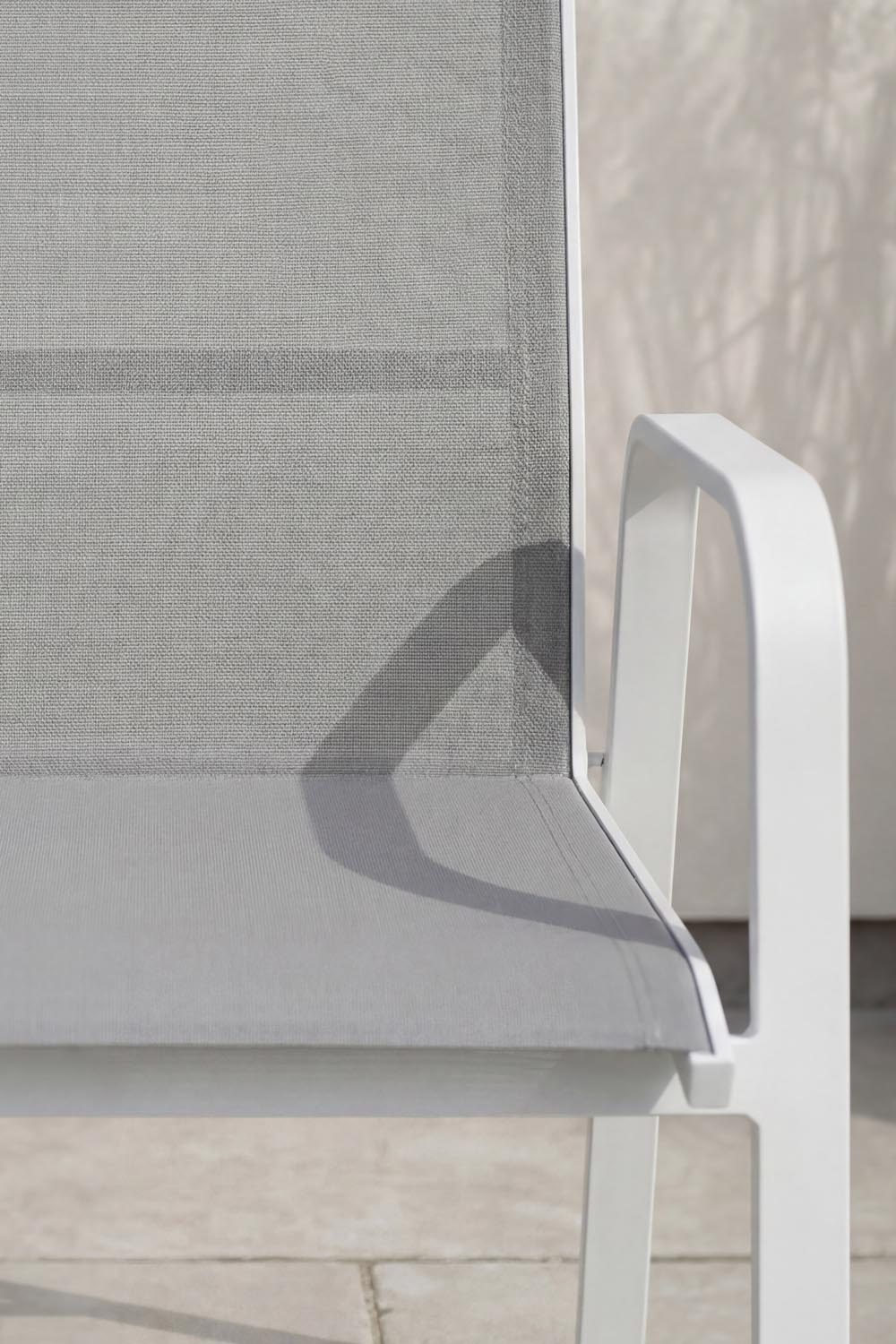 Copacabana Stuhl in Grau präsentiert im Onlineshop von KAQTU Design AG. Gartenstuhl mit Armlehnen ist von Venture Home