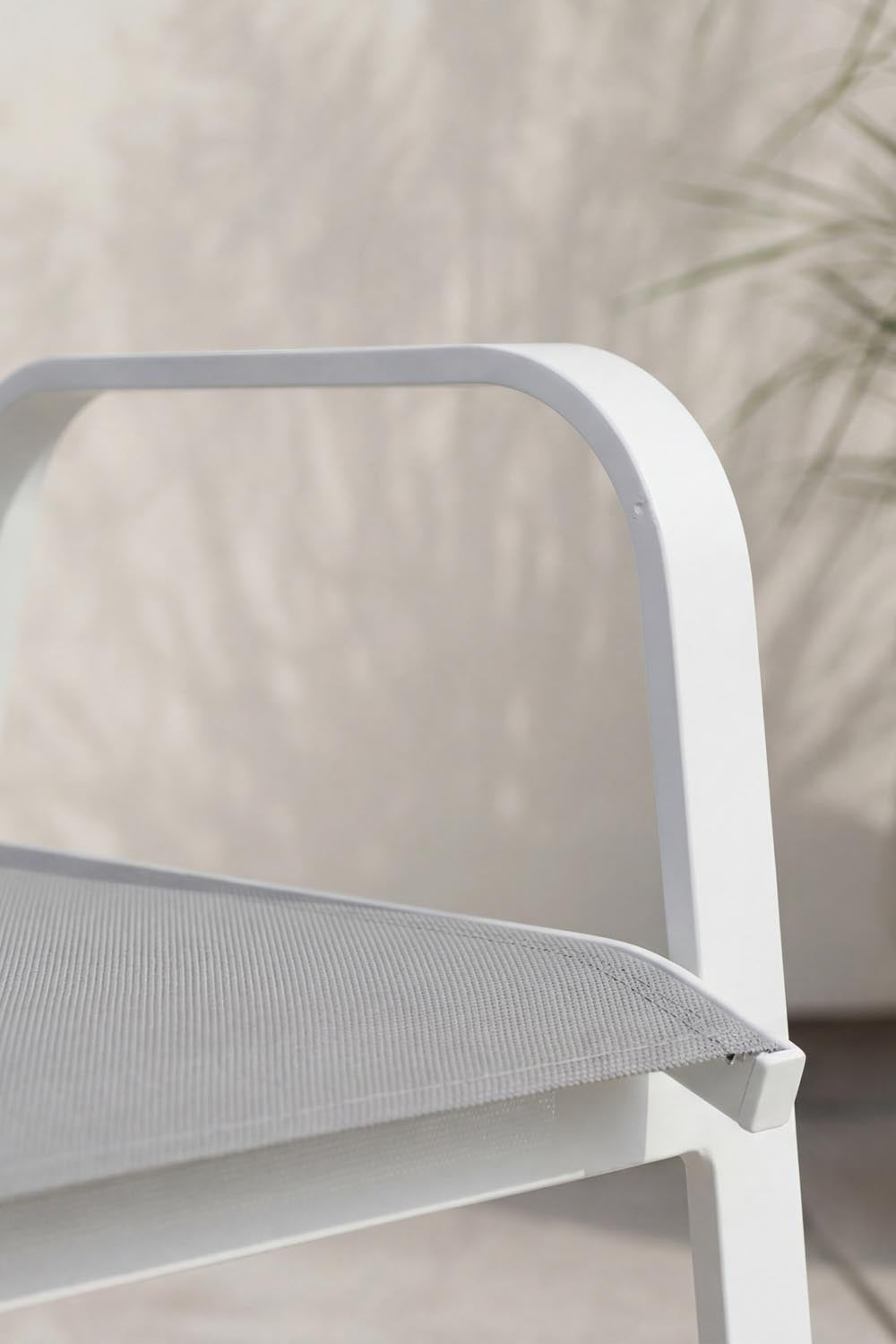 Copacabana Stuhl in Grau präsentiert im Onlineshop von KAQTU Design AG. Gartenstuhl mit Armlehnen ist von Venture Home