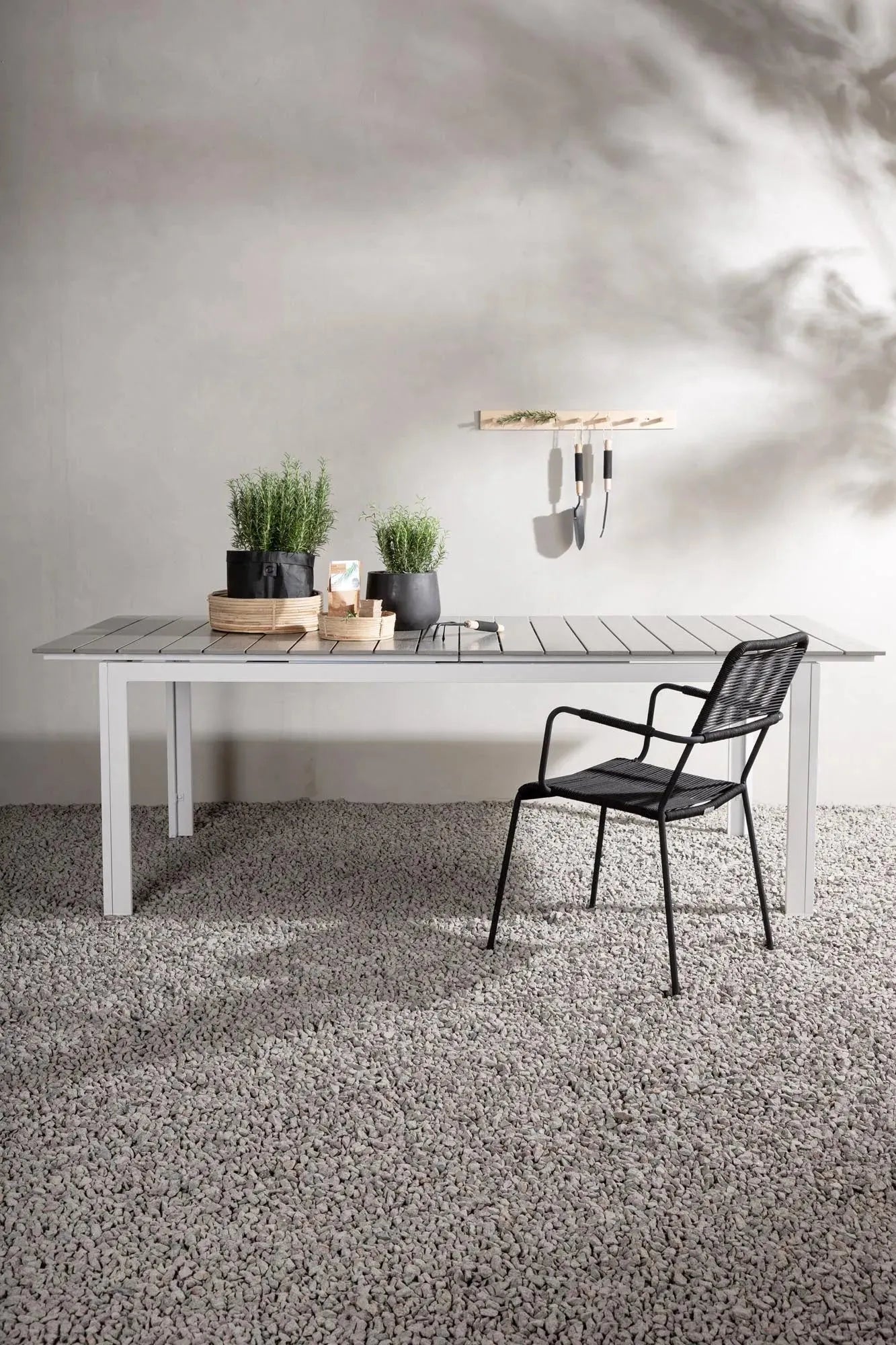 Moderner, ausziehbarer Gartentisch von Venture Home, ideal für stilvolle Außenbereiche, flexibel von 100 bis 150 cm.