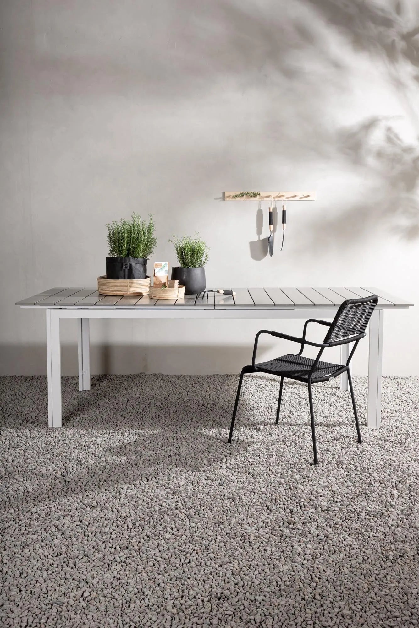 Moderner, ausziehbarer Gartentisch von Venture Home, ideal für stilvolle Außenbereiche, flexibel von 100 bis 150 cm.