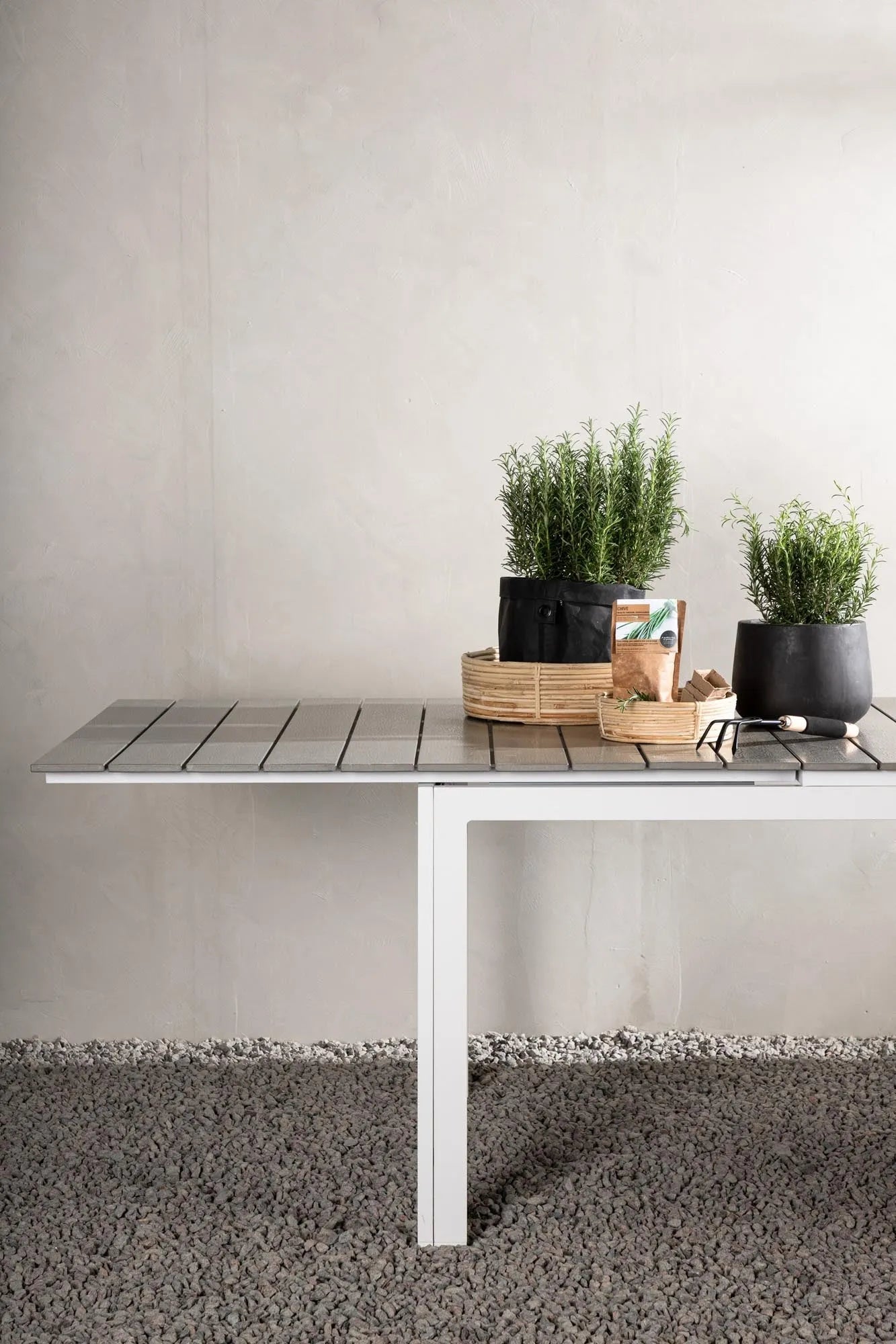 Eleganter, ausziehbarer Gartentisch von Venture Home, perfekt für moderne Außenbereiche, anpassbar von 100 bis 150 cm.