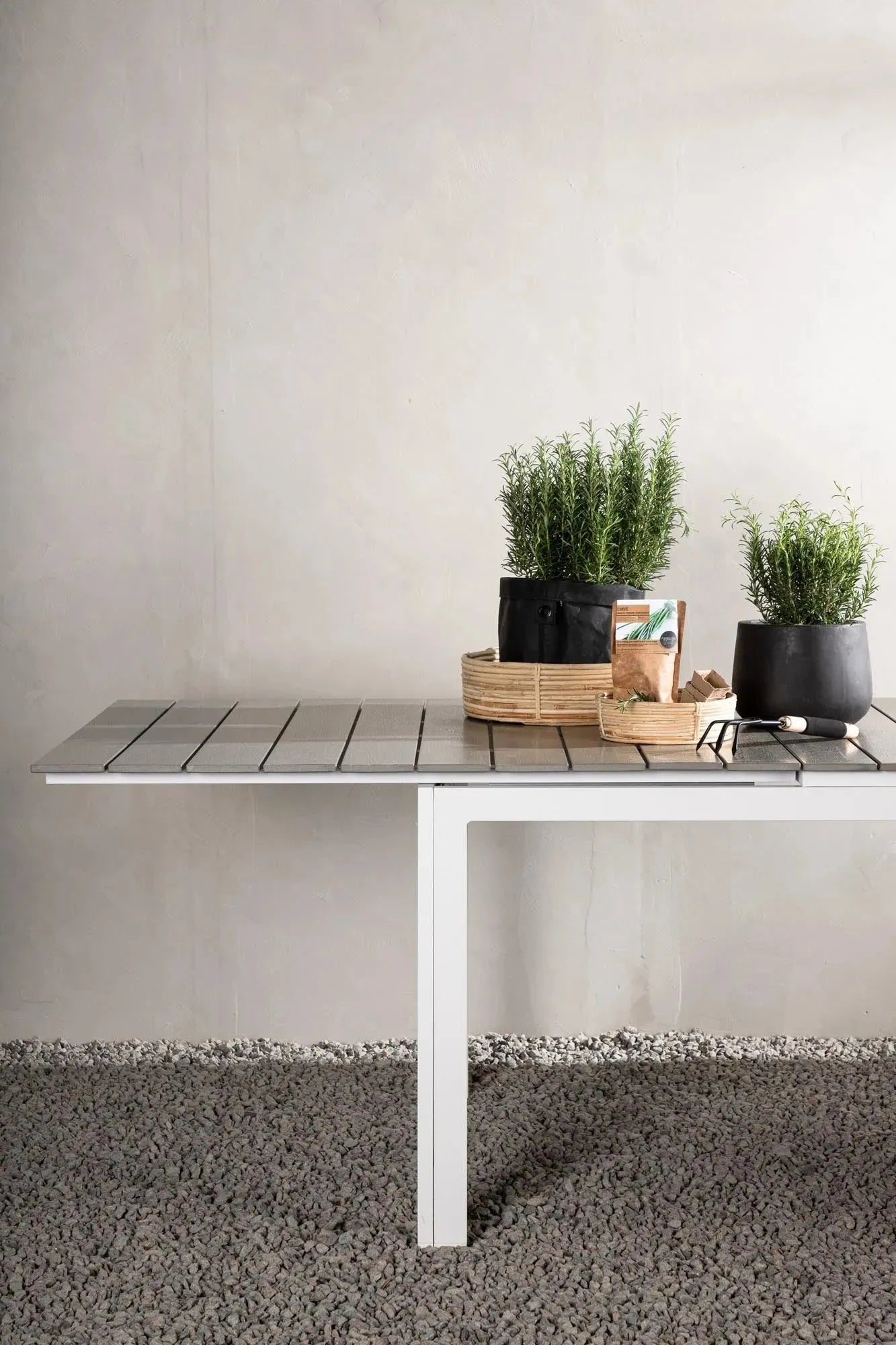 Eleganter, ausziehbarer Gartentisch von Venture Home, perfekt für moderne Außenbereiche, anpassbar von 100 bis 150 cm.