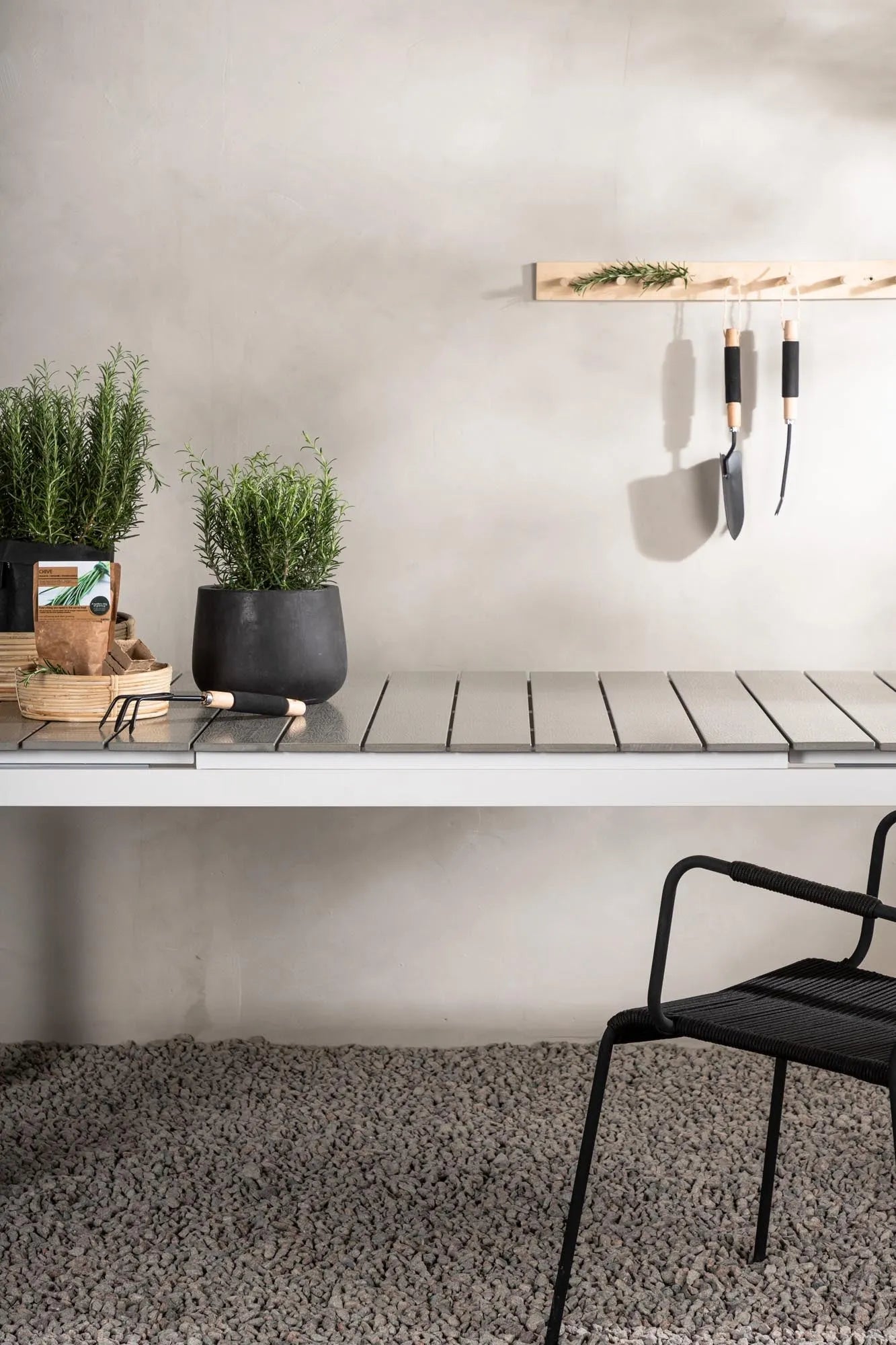 Moderner, ausziehbarer Gartentisch von Venture Home, ideal für stilvolle Außenbereiche, flexibel von 100 bis 150 cm.