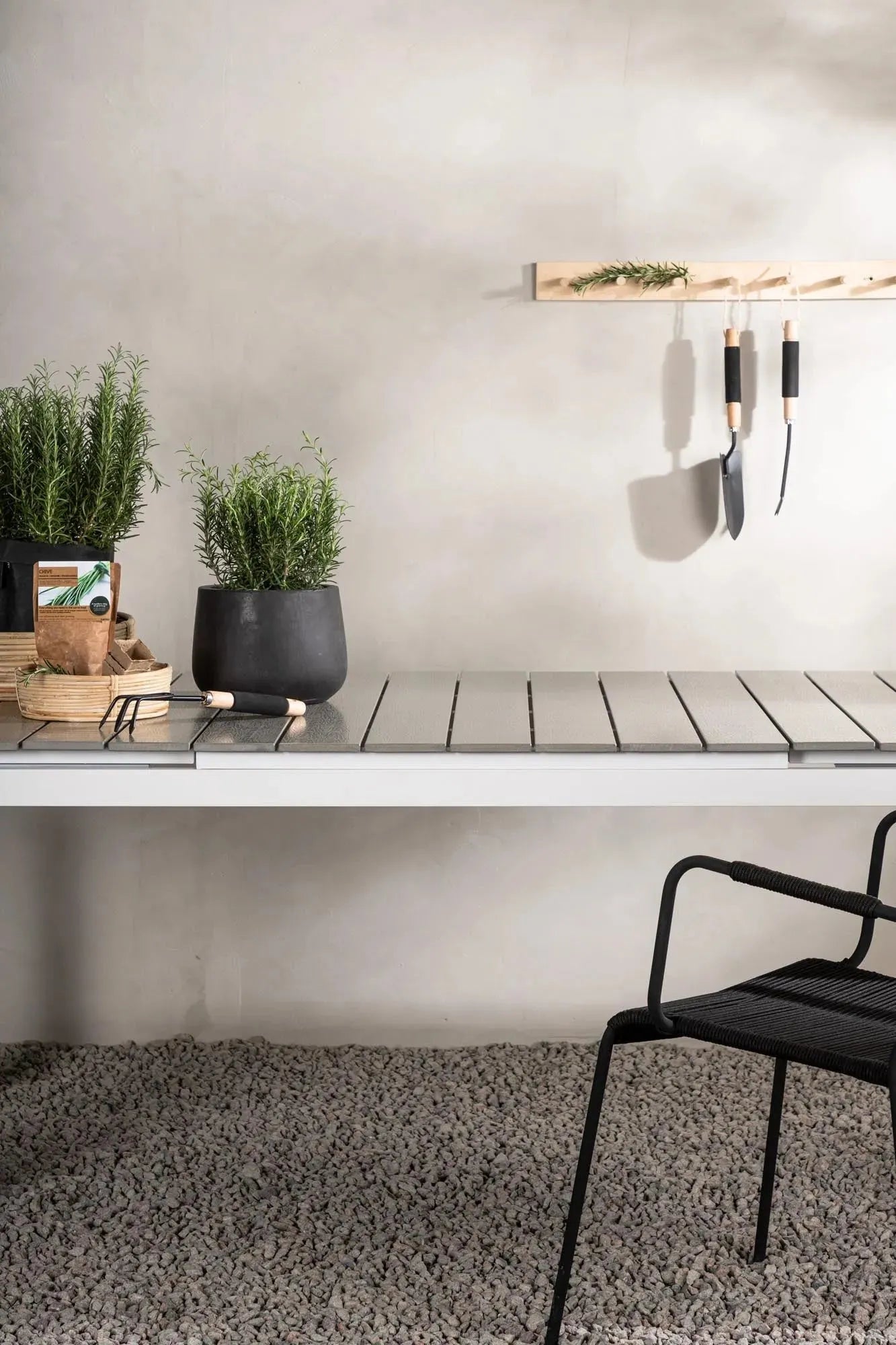 Moderner, ausziehbarer Gartentisch von Venture Home, ideal für stilvolle Außenbereiche, flexibel von 100 bis 150 cm.