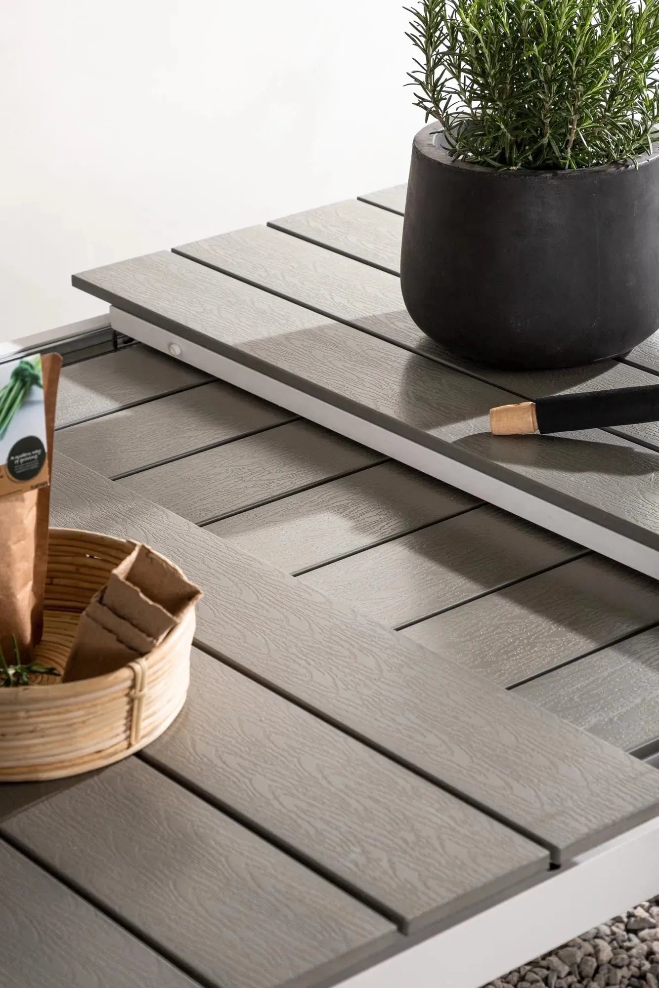 Eleganter, ausziehbarer Gartentisch von Venture Home, perfekt für moderne Außenbereiche, anpassbar von 100 bis 150 cm.
