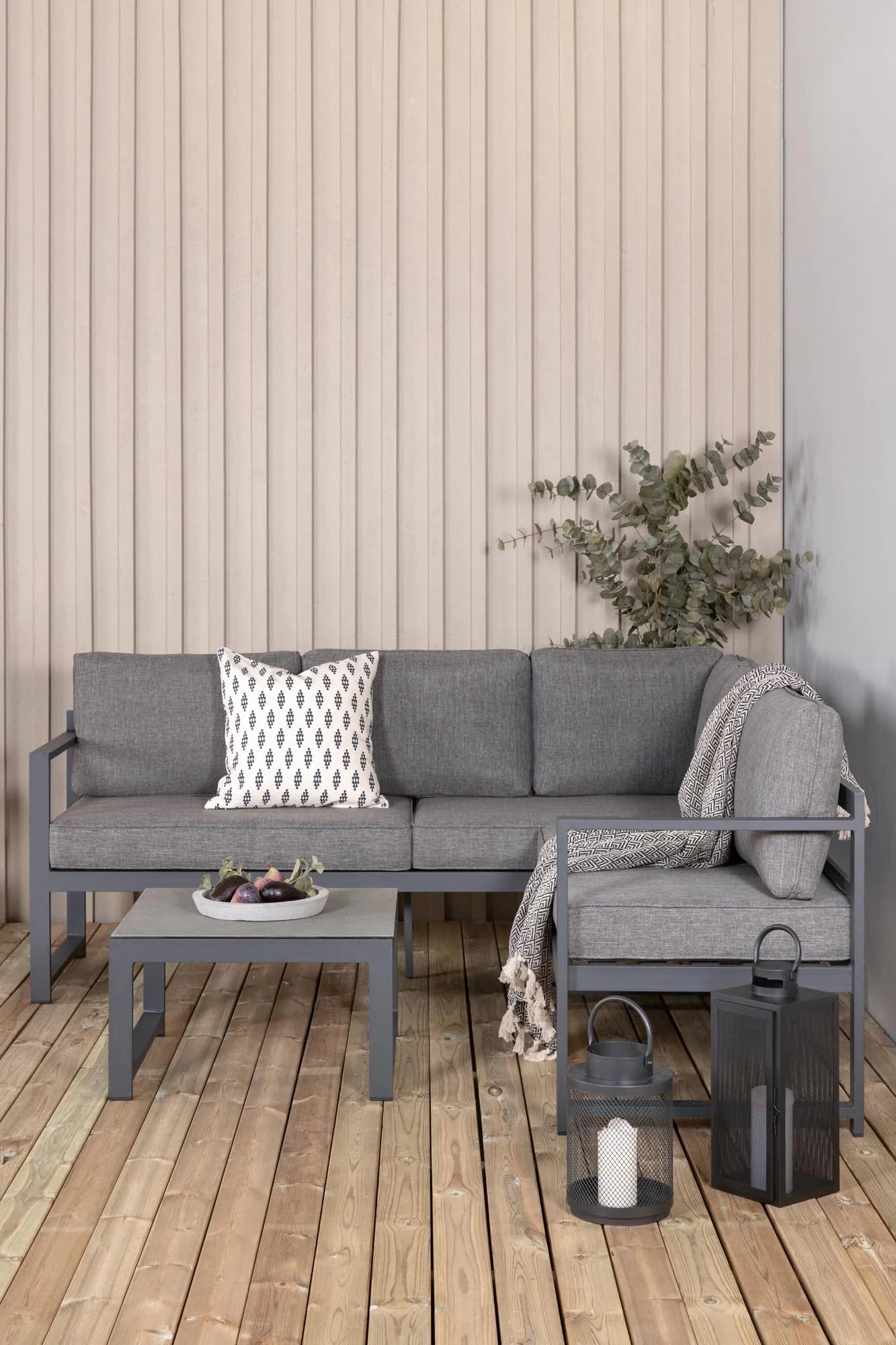 Stilvolles Ecksofa aus Aluminium für den Garten, mit wetterfesten Polstern für maximalen Komfort und Langlebigkeit.