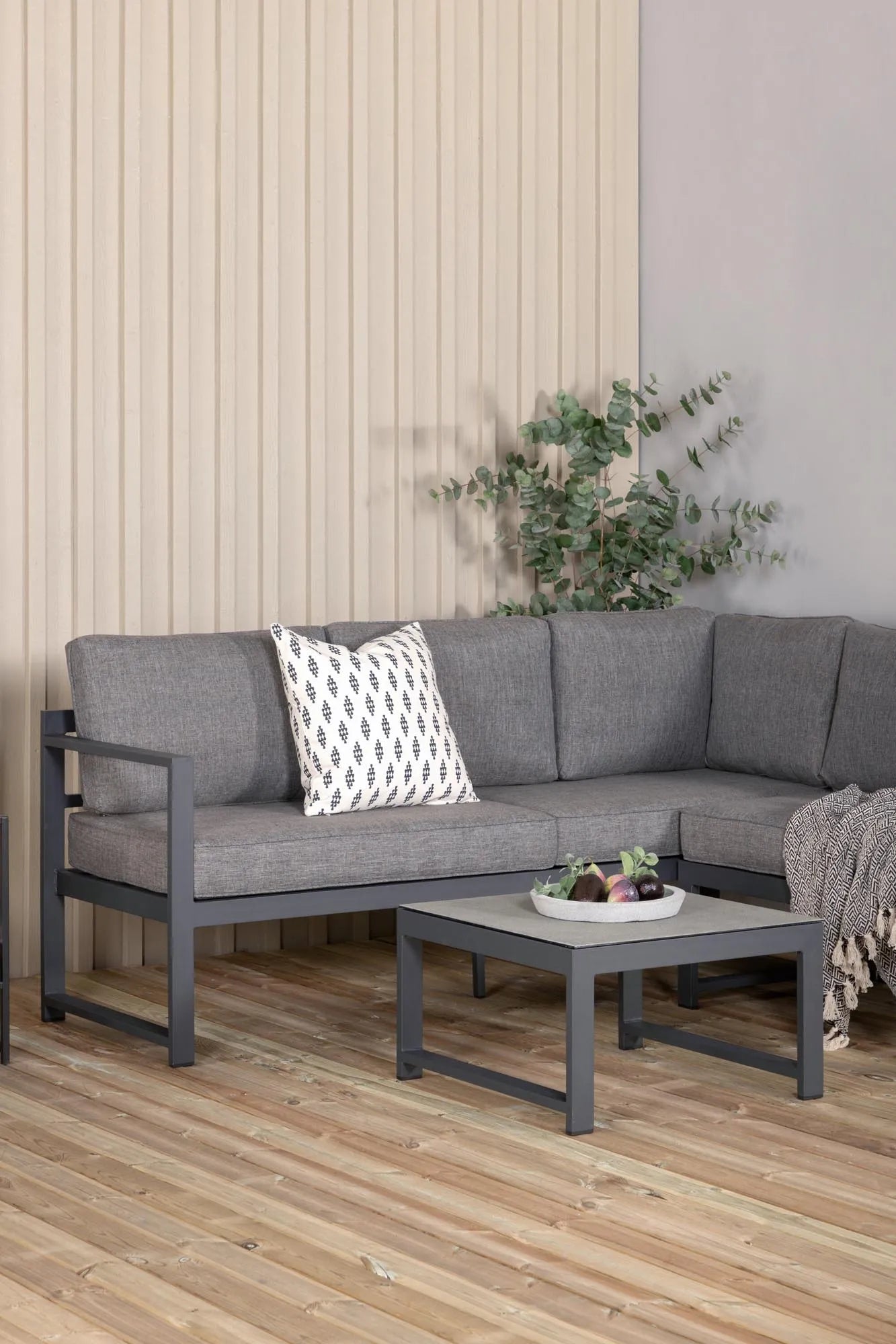 Stilvolles Ecksofa aus Aluminium für den Garten, mit wetterfesten Polstern für maximalen Komfort und Langlebigkeit.