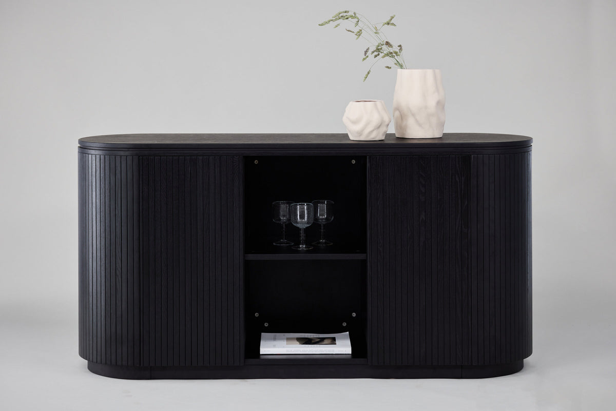 Fjällbacka Sideboard in Schwarz präsentiert im Onlineshop von KAQTU Design AG. Cabinet ist von Vind