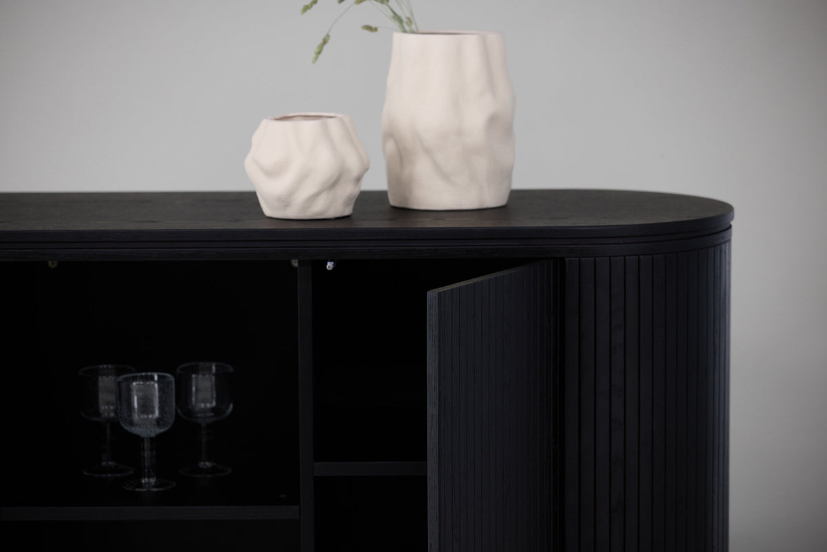 Fjällbacka Sideboard in Schwarz präsentiert im Onlineshop von KAQTU Design AG. Cabinet ist von Vind