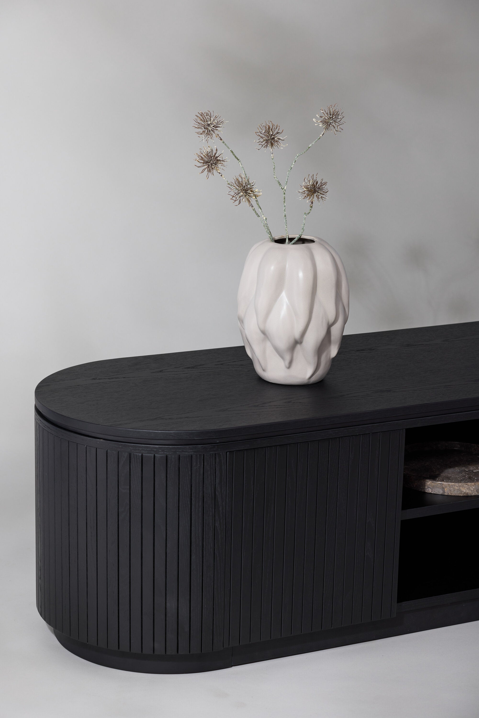 Fjällbacka TV Ständer in Schwarz präsentiert im Onlineshop von KAQTU Design AG. TV-Möbel ist von Vind