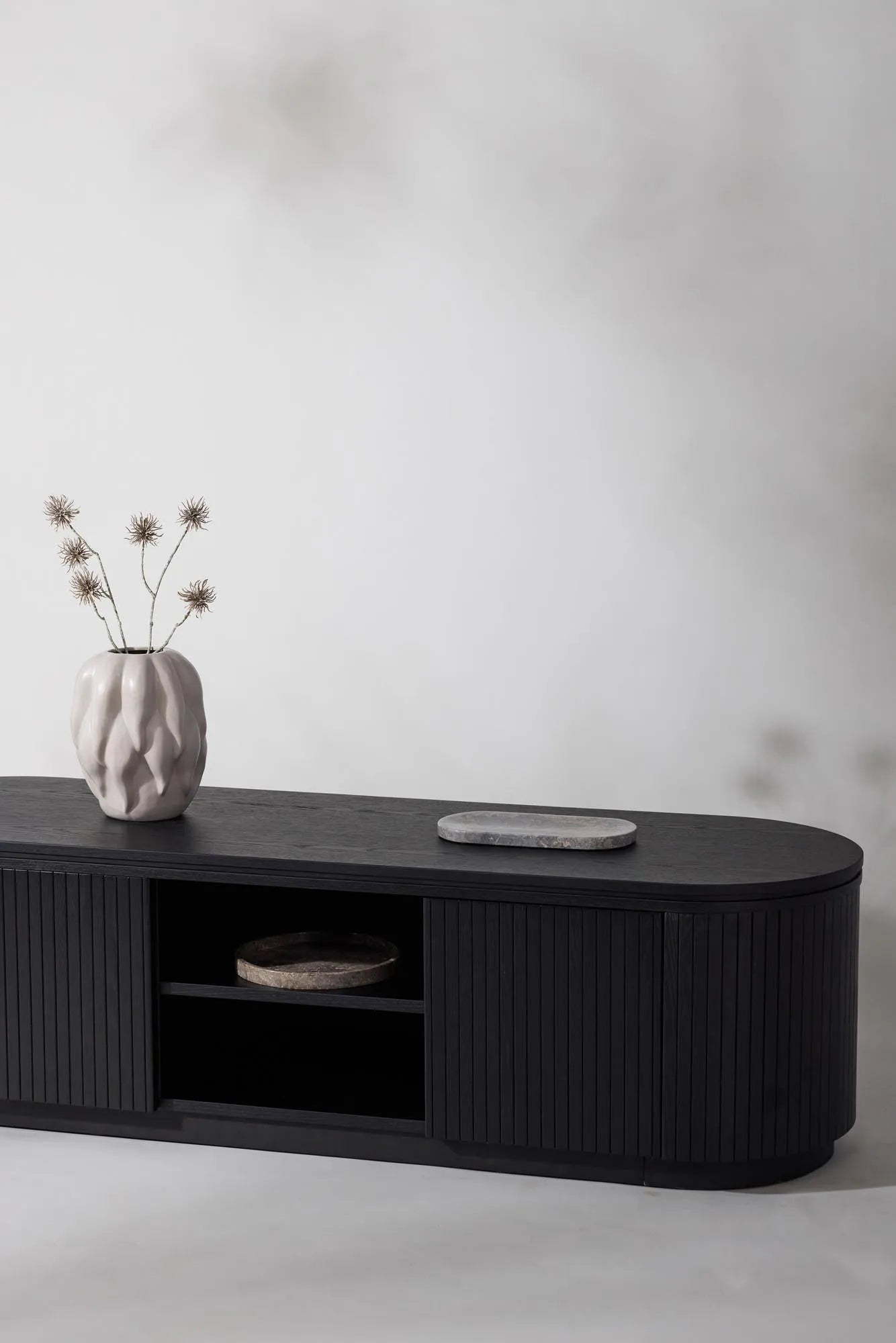 Fjällbacka TV Ständer in Schwarz präsentiert im Onlineshop von KAQTU Design AG. Sideboard ist von Vind