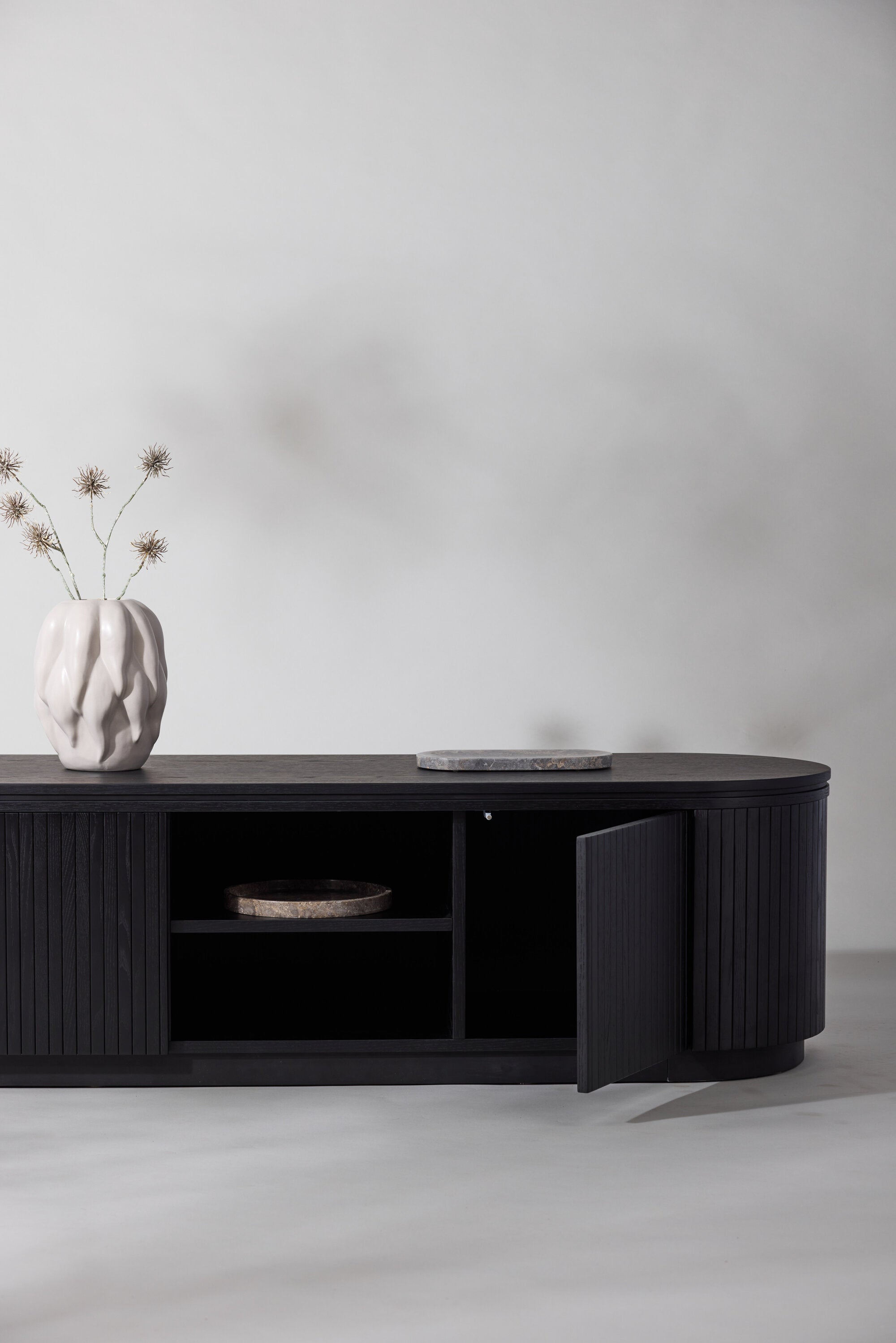 Fjällbacka TV Ständer in Schwarz präsentiert im Onlineshop von KAQTU Design AG. TV-Möbel ist von Vind