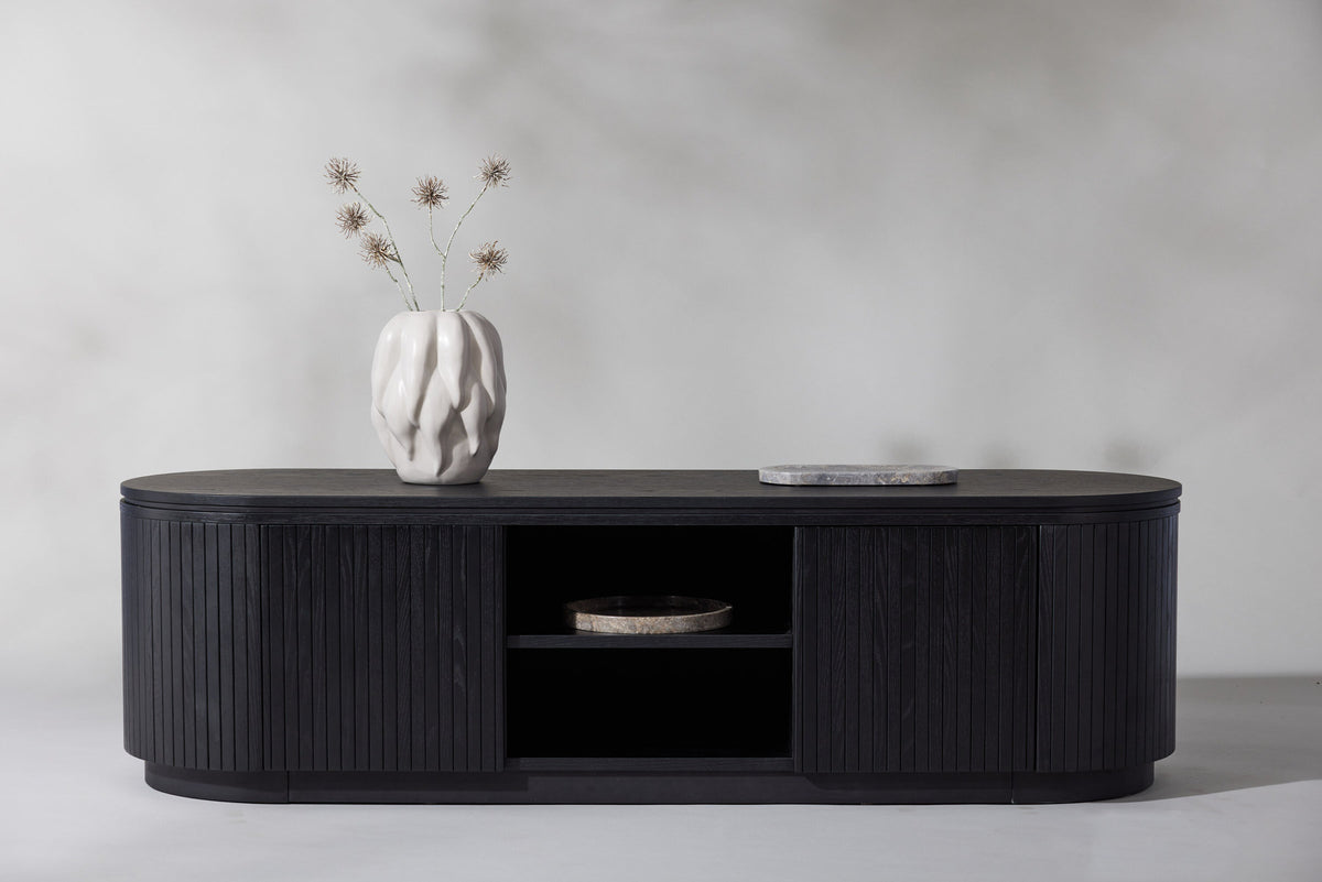 Fjällbacka TV Ständer in Schwarz präsentiert im Onlineshop von KAQTU Design AG. TV-Möbel ist von Vind