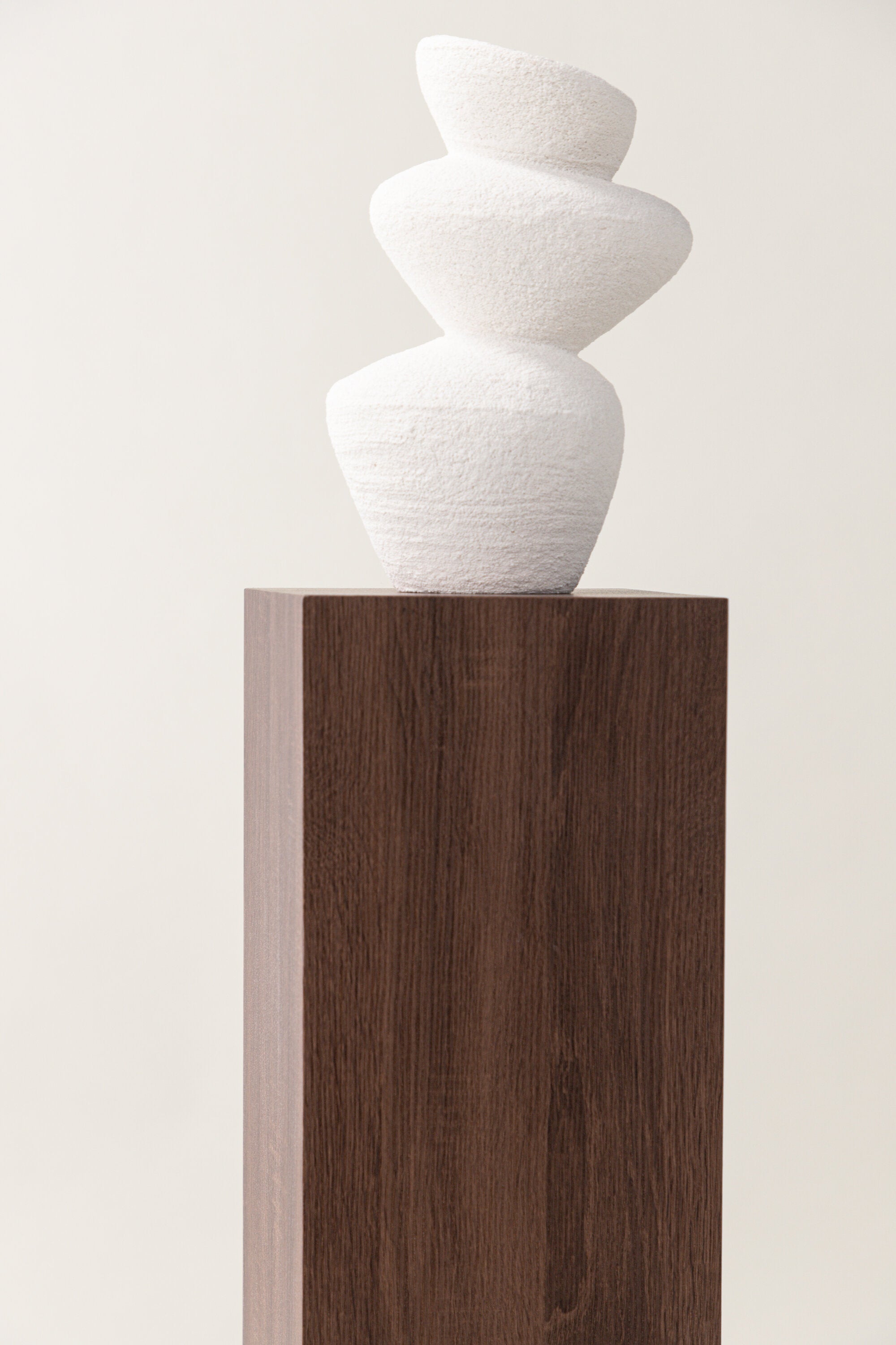 Ramsvik Sockel in Braun präsentiert im Onlineshop von KAQTU Design AG. Beistelltisch ist von Vind