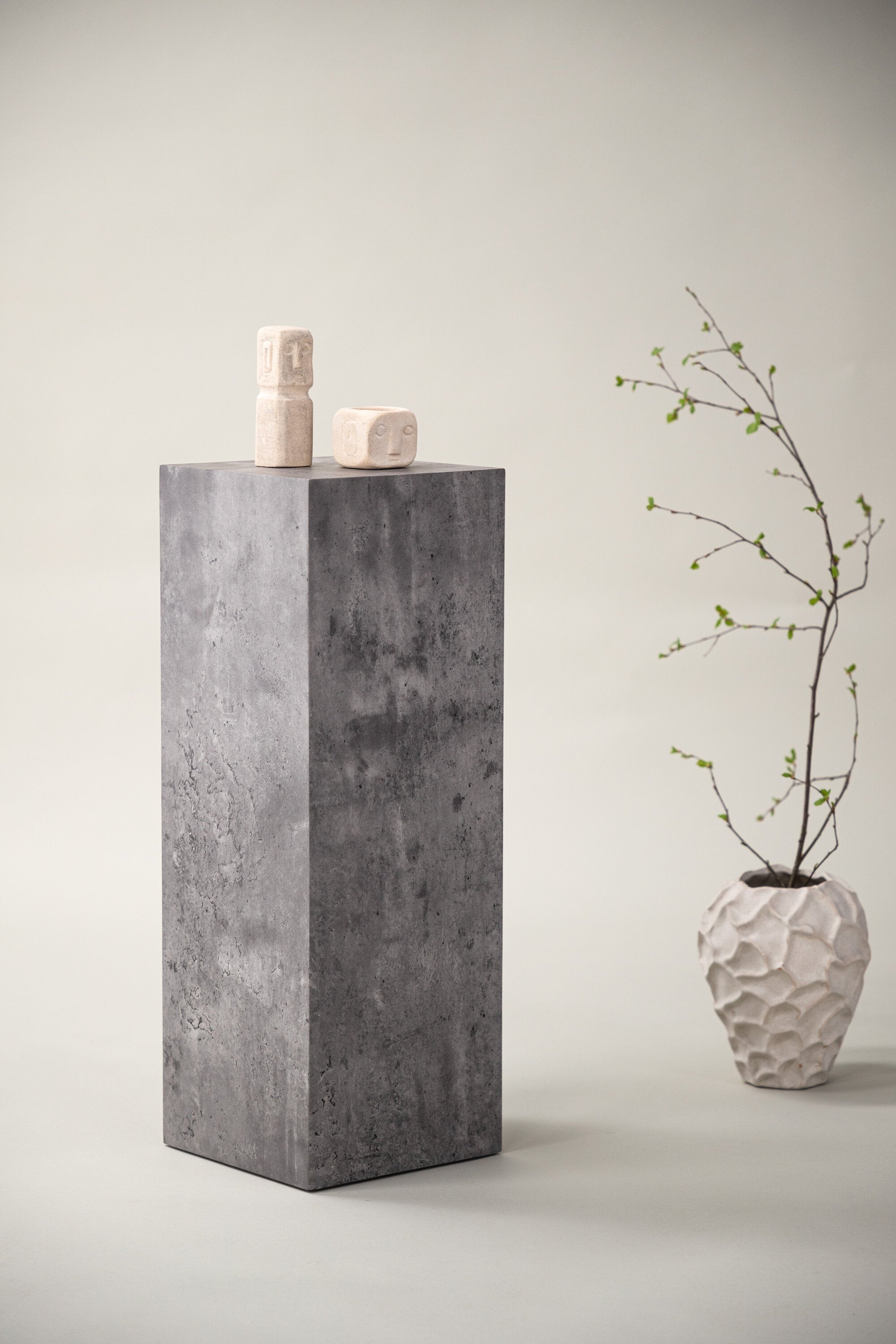 Ramsvik Sockel in Grau präsentiert im Onlineshop von KAQTU Design AG. Beistelltisch ist von Vind