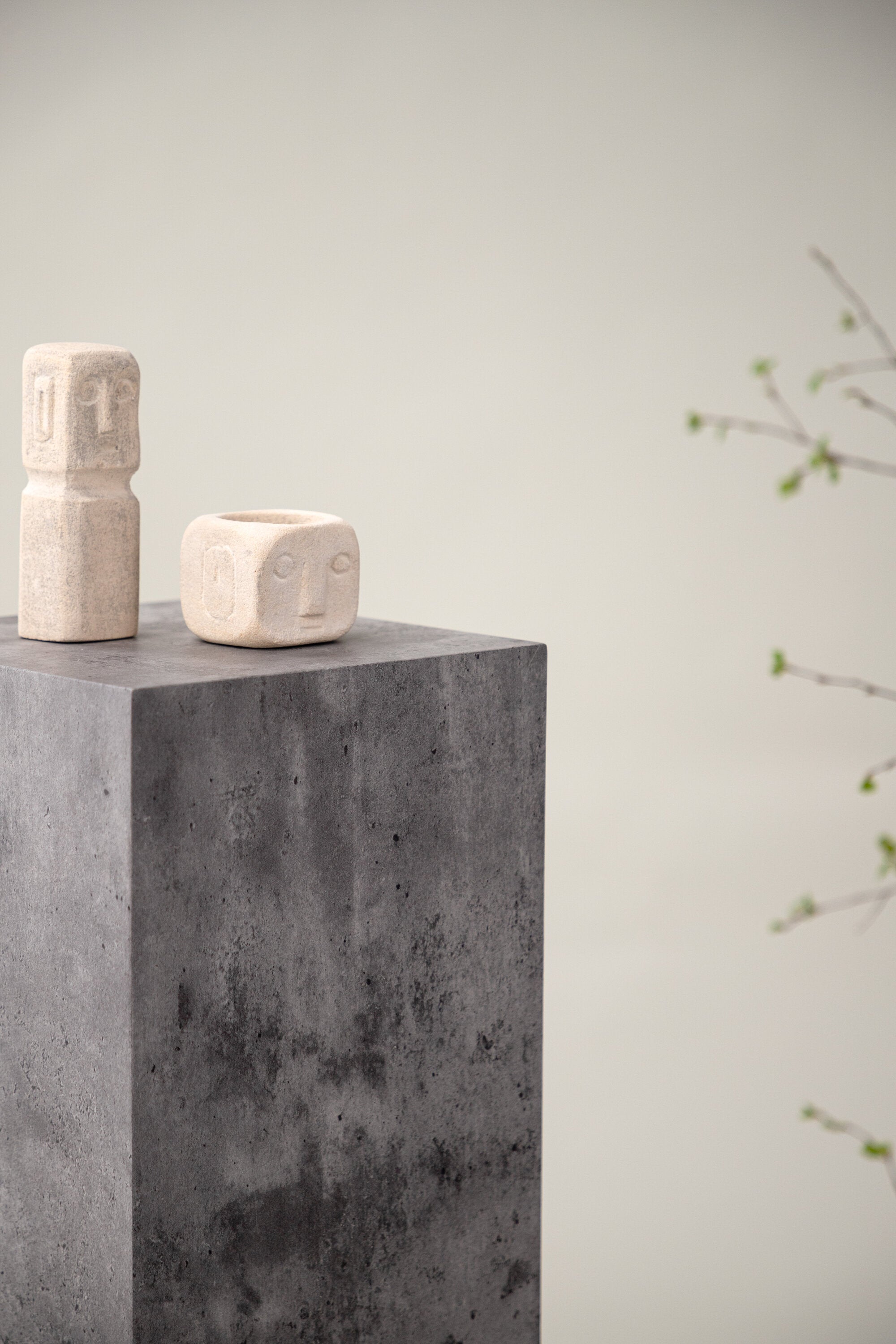 Ramsvik Sockel in Grau präsentiert im Onlineshop von KAQTU Design AG. Beistelltisch ist von Vind