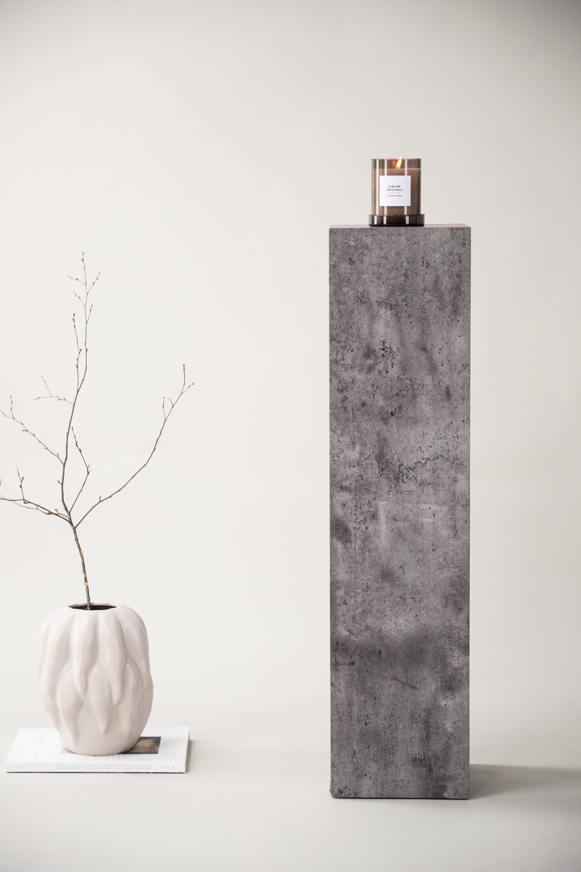 Ramsvik Sockel in Grau präsentiert im Onlineshop von KAQTU Design AG. Beistelltisch ist von Vind