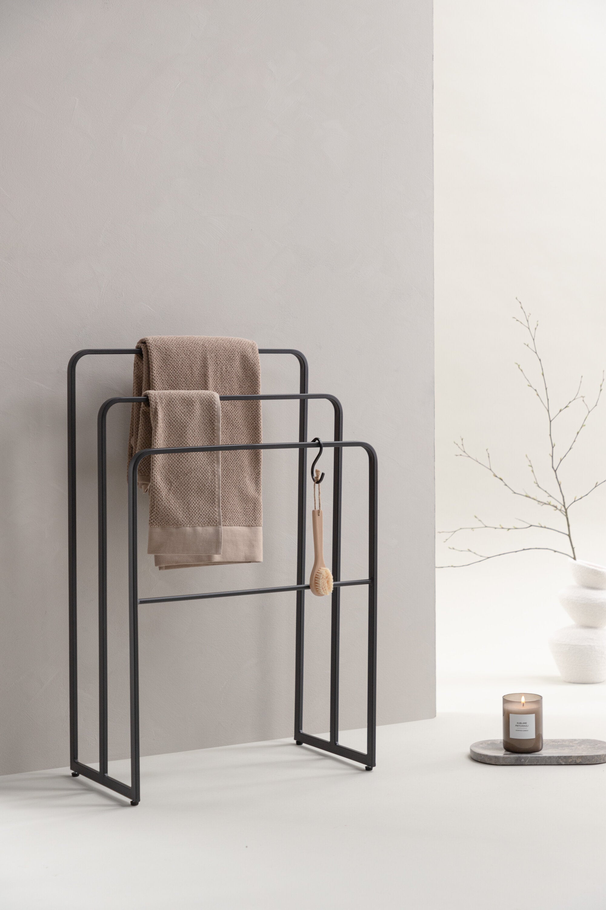 Drammen Kleiderbügel in Schwarz präsentiert im Onlineshop von KAQTU Design AG. Kleiderständer ist von Vind