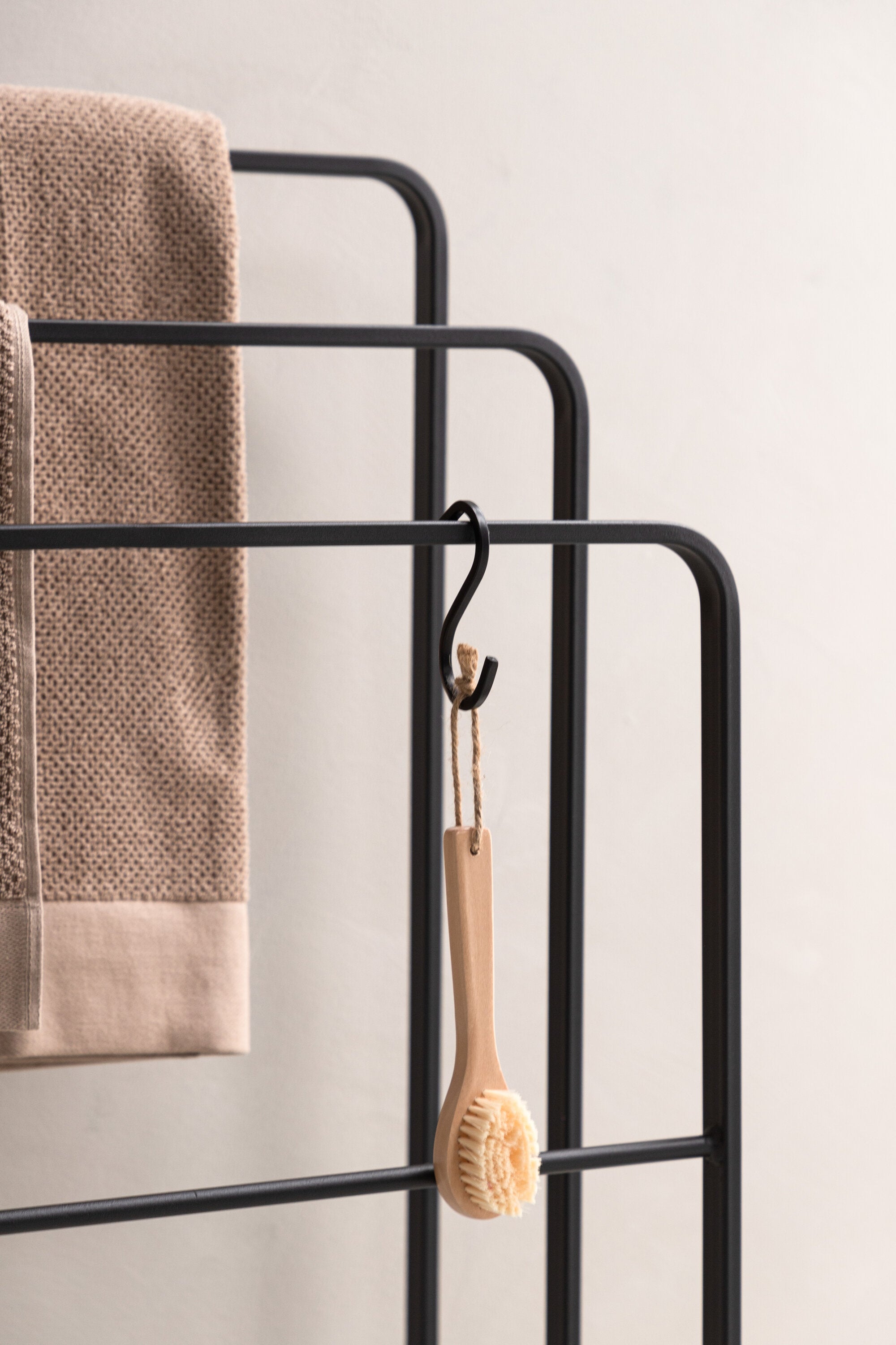 Drammen Kleiderbügel in Schwarz präsentiert im Onlineshop von KAQTU Design AG. Kleiderständer ist von Vind