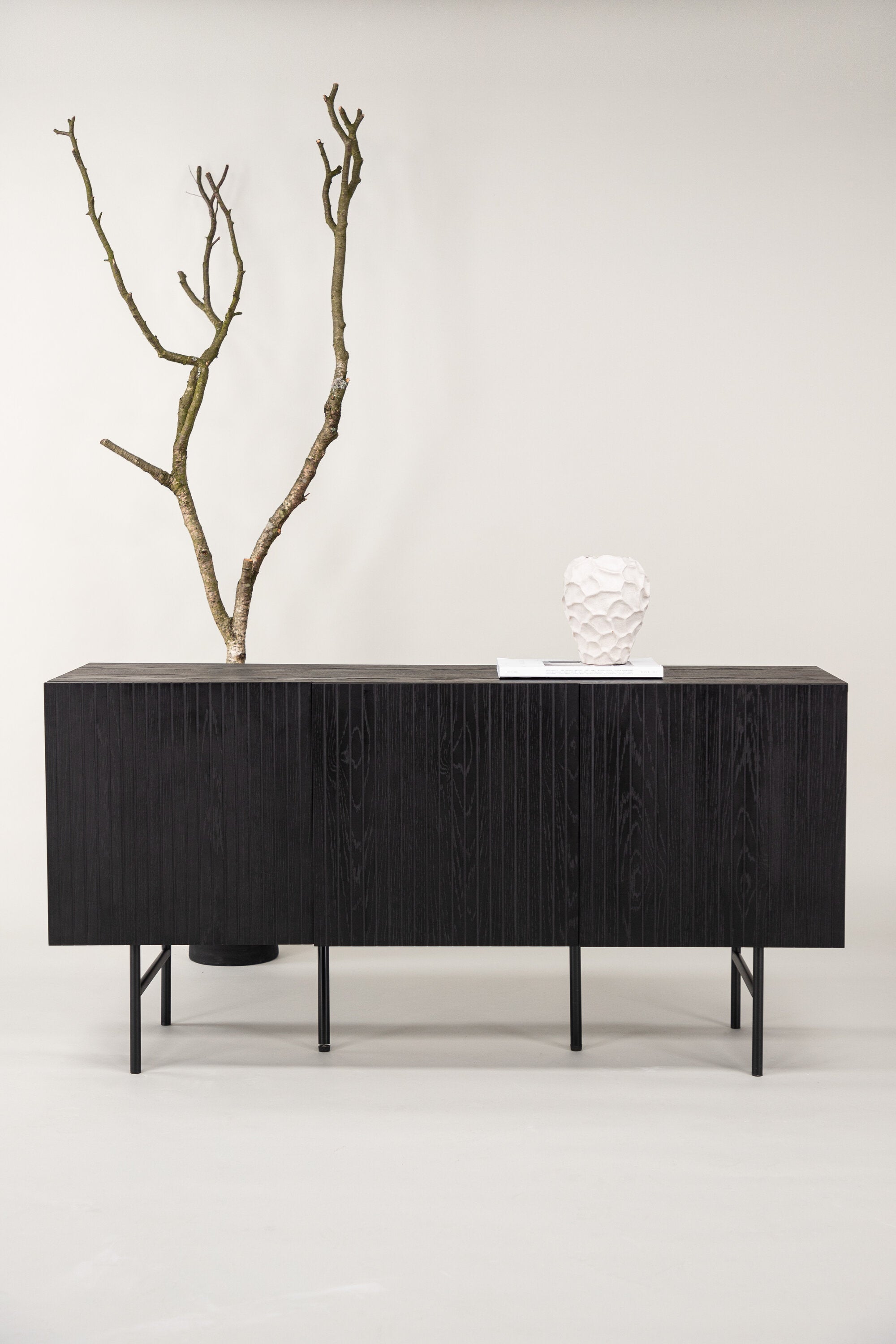 Björkön Kabinett in Schwarz präsentiert im Onlineshop von KAQTU Design AG. Cabinet ist von Vind