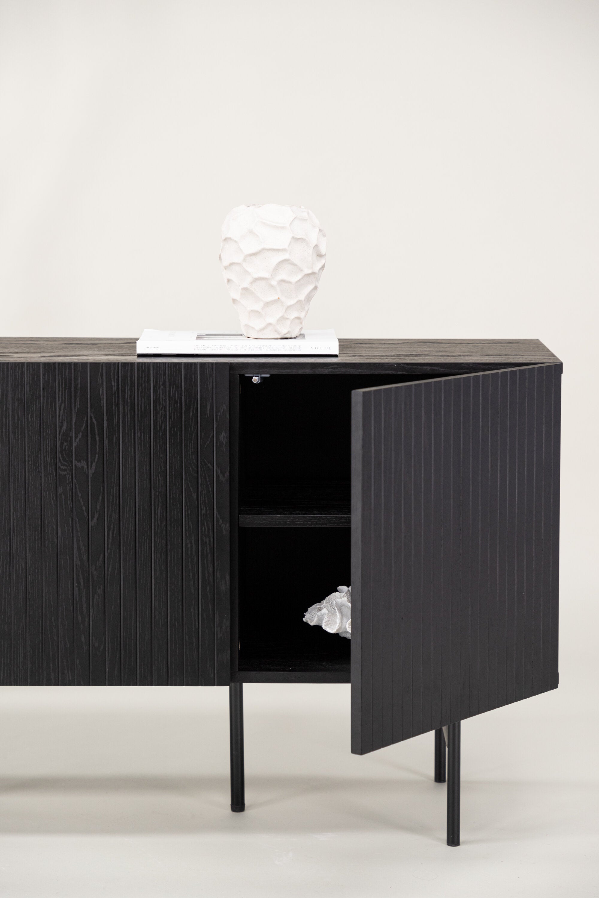 Björkön Kabinett in Schwarz präsentiert im Onlineshop von KAQTU Design AG. Cabinet ist von Vind